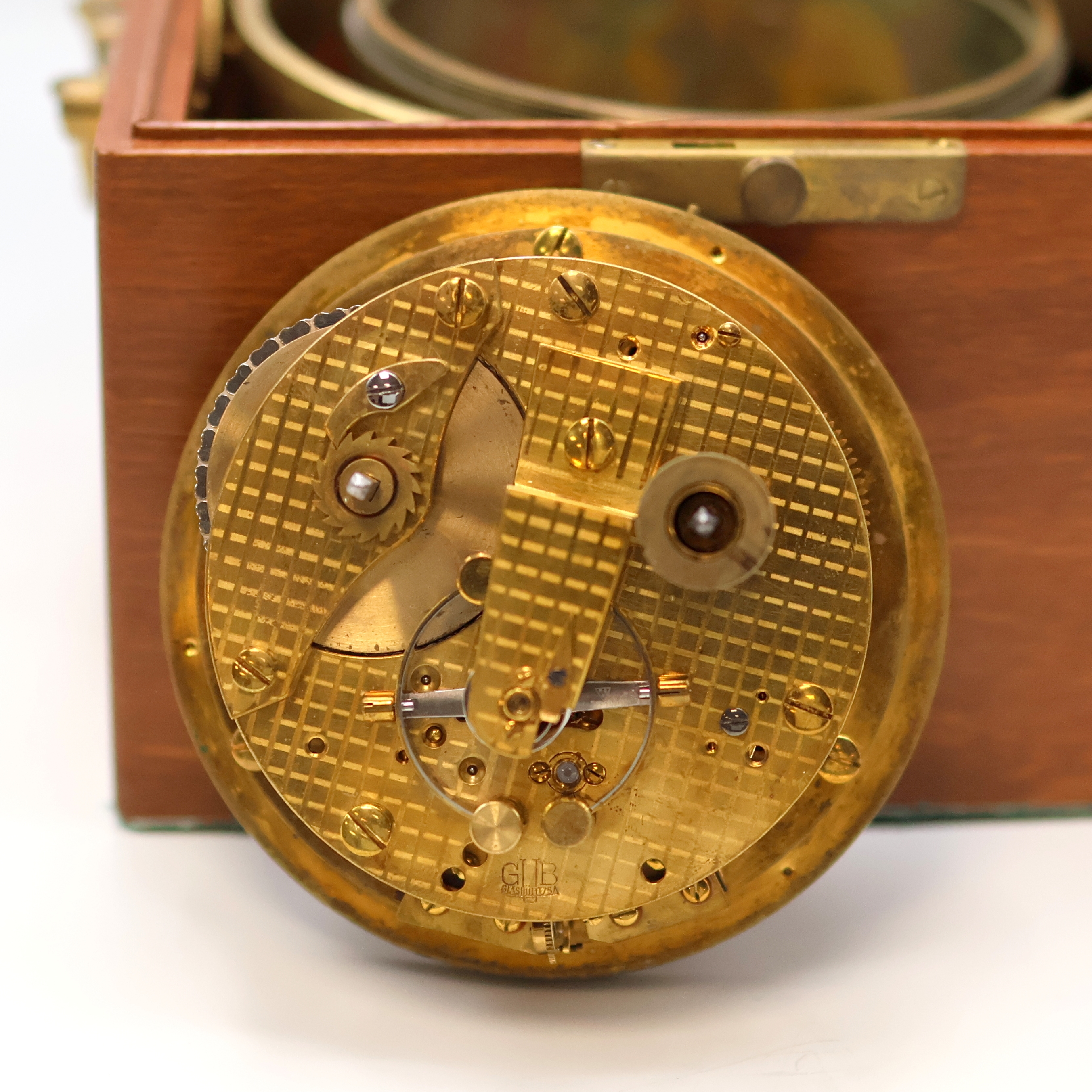 Detail d: GUB Marinechronometer im späteren Holzkasten, DDR um 1960, 2-tlg. vergl. Holzkasten Nr. 899, kardanisch aufgehängtes Messinggeh. Nr. 6789, ...