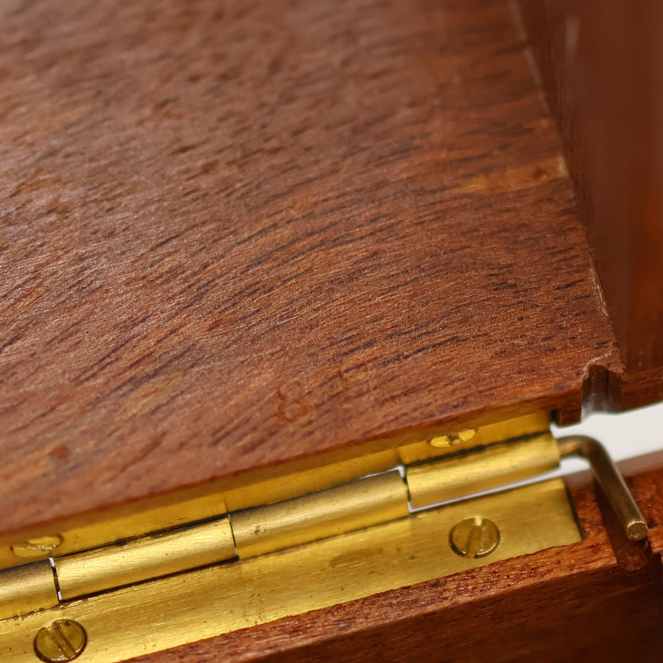 Detail f: GUB Marinechronometer im späteren Holzkasten, DDR um 1960, 2-tlg. vergl. Holzkasten Nr. 899, kardanisch aufgehängtes Messinggeh. Nr. 6789, ...