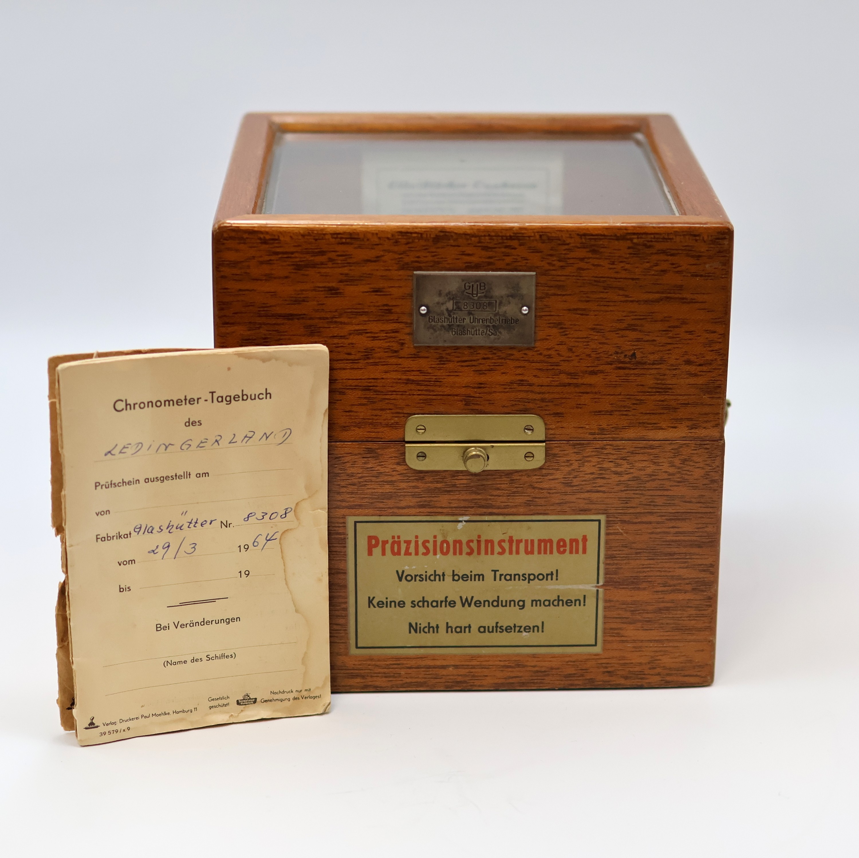 Detail a: GUB Marinechronometer Nr. 8308 mit Chronometer-Tagebuch der MS "Ledingerland", DDR um 1964, facett-vergl. 2-tlg. Holzkasten, kardanisch ...