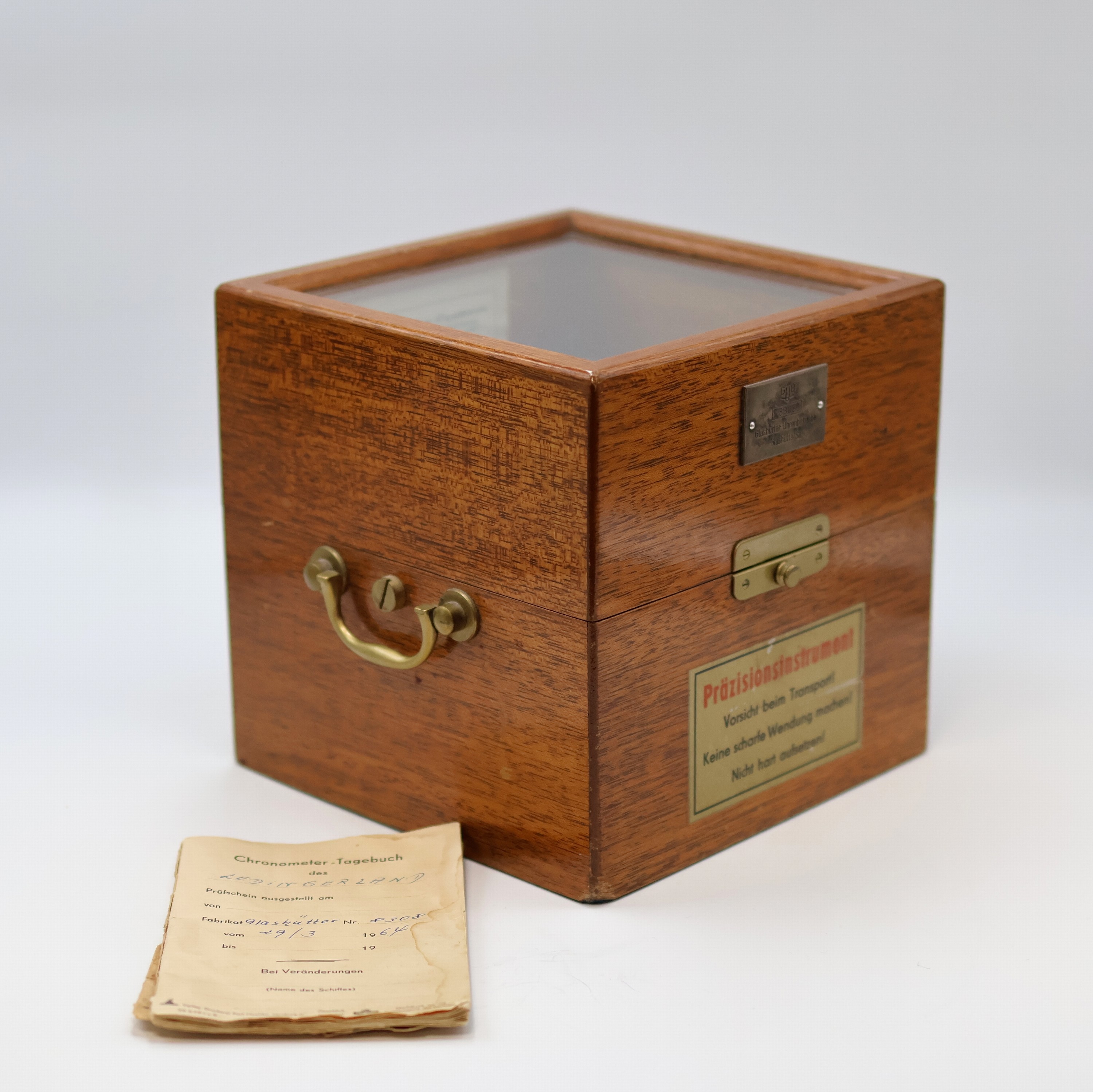 Detail b: GUB Marinechronometer Nr. 8308 mit Chronometer-Tagebuch der MS "Ledingerland", DDR um 1964, facett-vergl. 2-tlg. Holzkasten, kardanisch ...