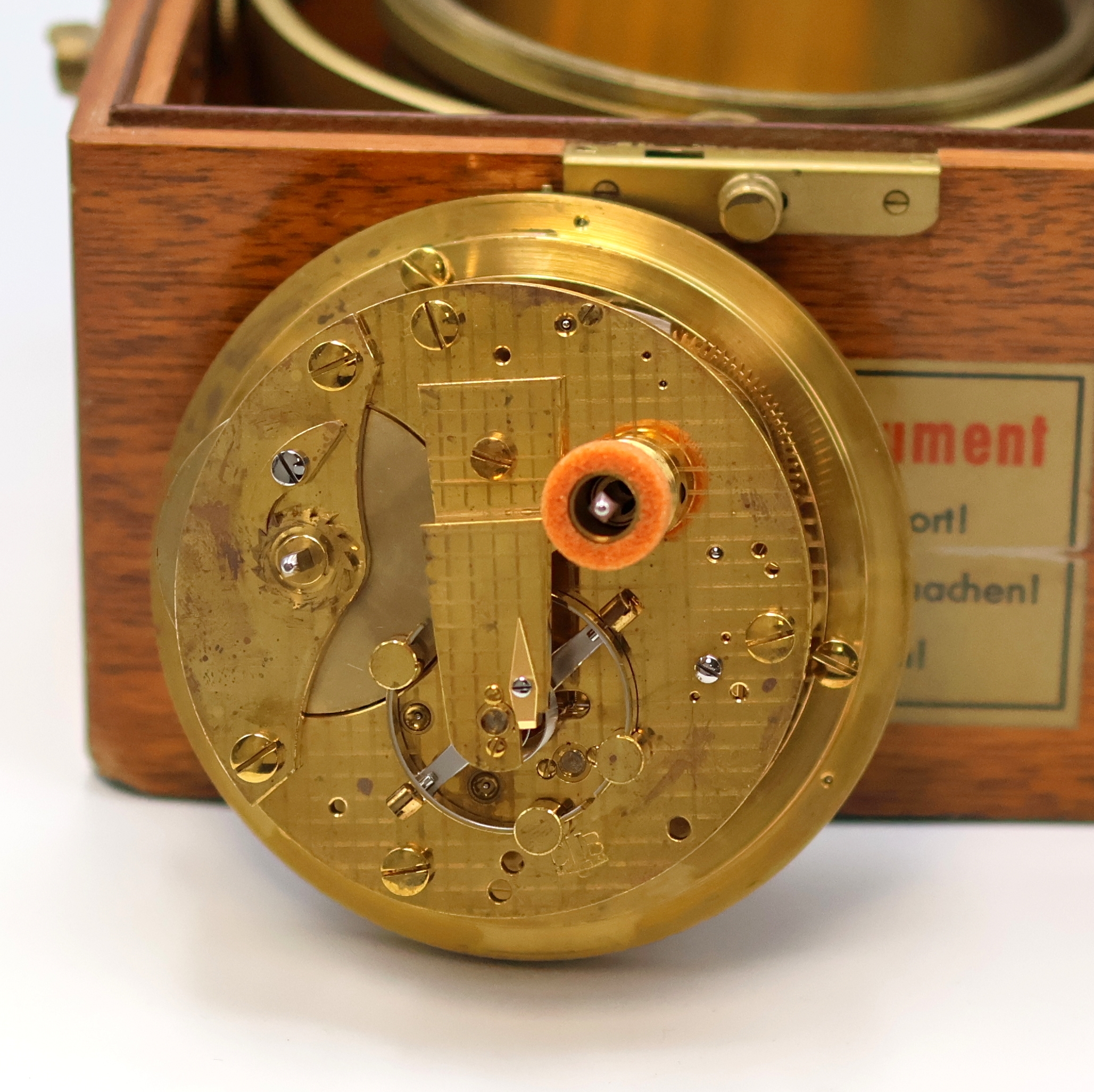 Detail d: GUB Marinechronometer Nr. 8308 mit Chronometer-Tagebuch der MS "Ledingerland", DDR um 1964, facett-vergl. 2-tlg. Holzkasten, kardanisch ...