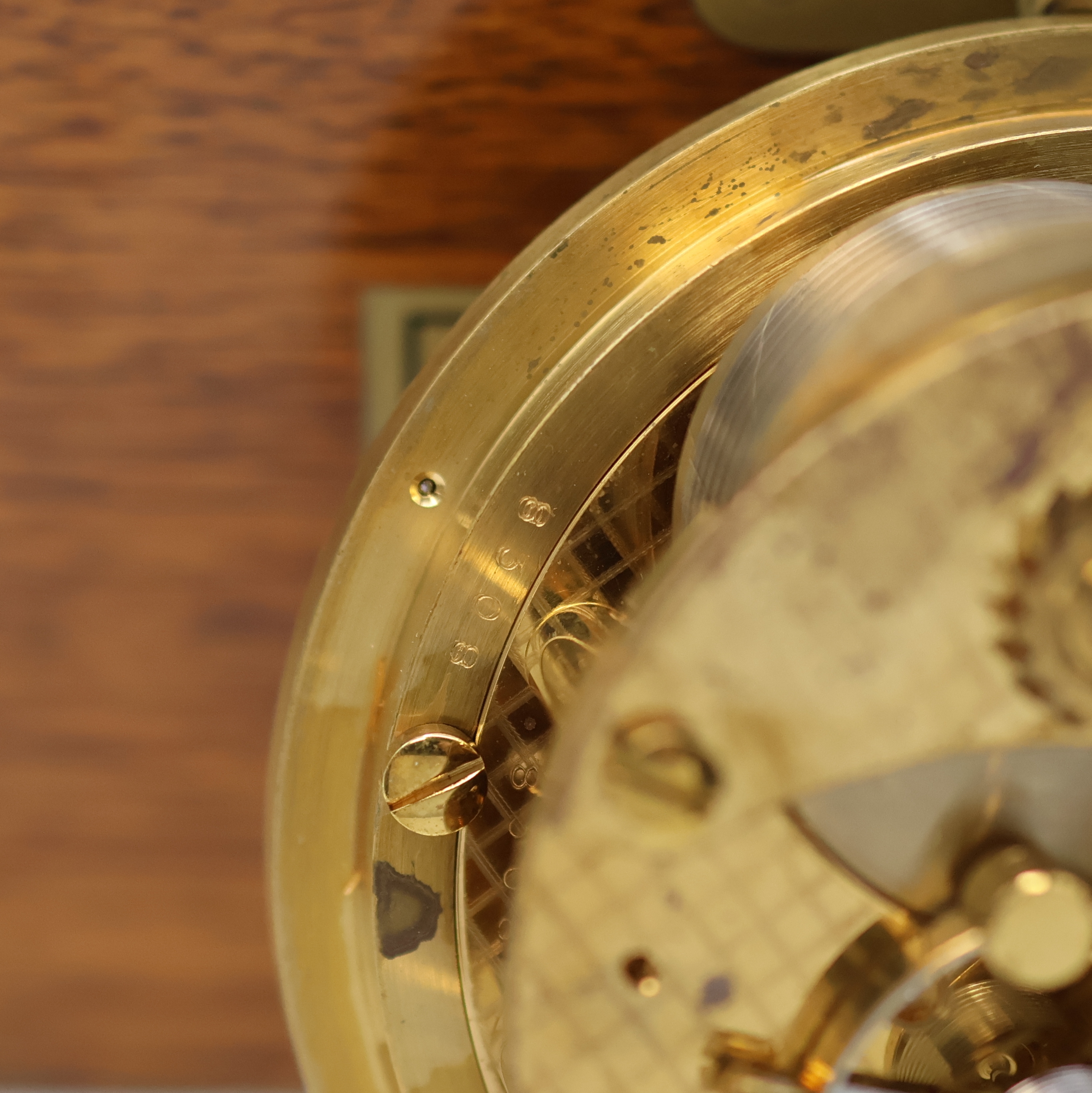 Detail e: GUB Marinechronometer Nr. 8308 mit Chronometer-Tagebuch der MS "Ledingerland", DDR um 1964, facett-vergl. 2-tlg. Holzkasten, kardanisch ...