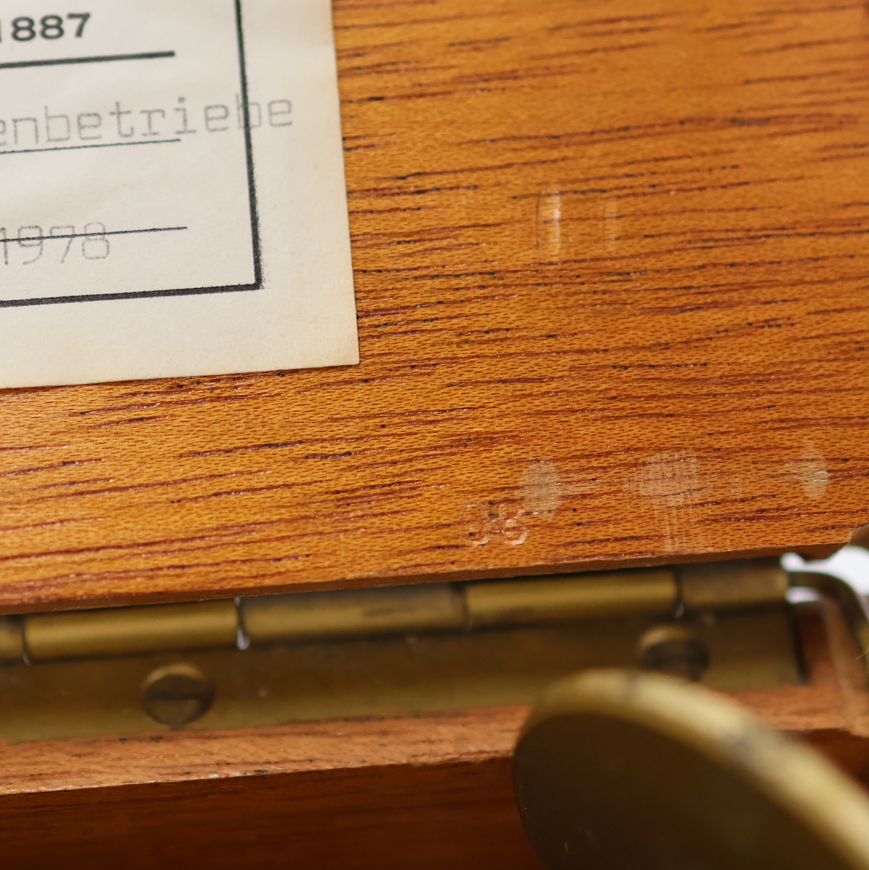 Detail h: GUB Marinechronometer Nr. 8308 mit Chronometer-Tagebuch der MS "Ledingerland", DDR um 1964, facett-vergl. 2-tlg. Holzkasten, kardanisch ...