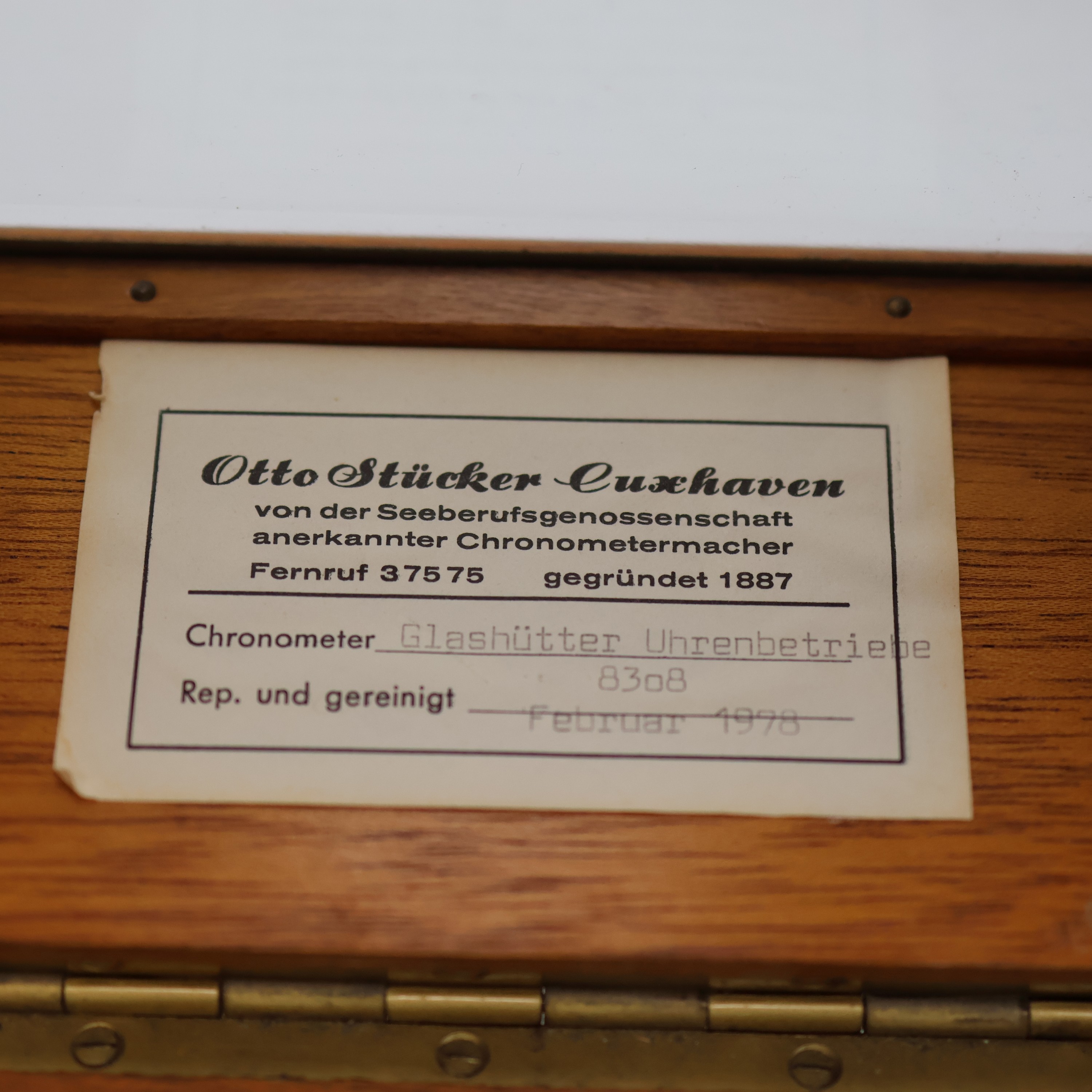 Detail i: GUB Marinechronometer Nr. 8308 mit Chronometer-Tagebuch der MS "Ledingerland", DDR um 1964, facett-vergl. 2-tlg. Holzkasten, kardanisch ...