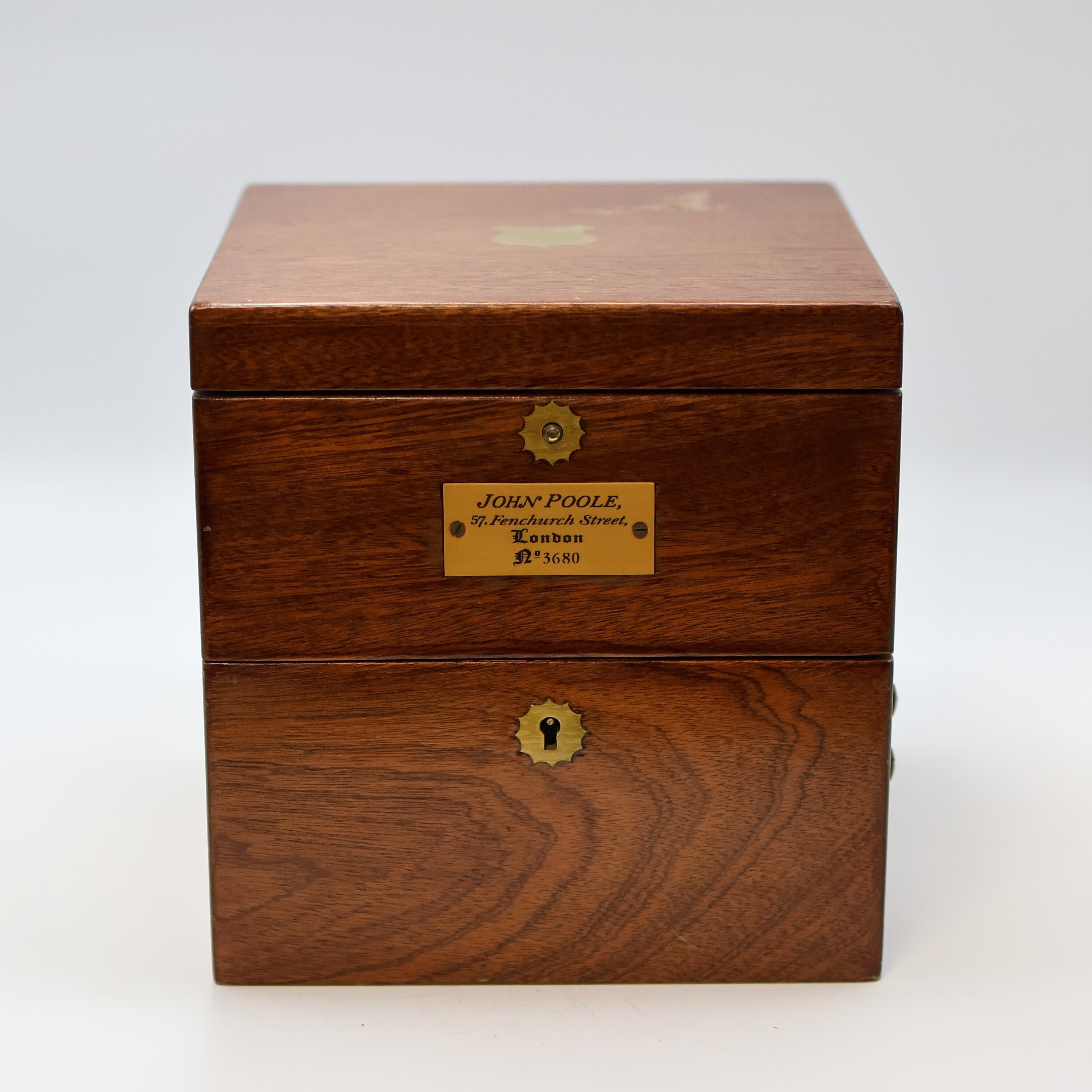 Detail a: JOHN POOLE Marinechronometer im späteren Holzkasten, England um 1880, 3-tlg. Holzkasten m. späterer Signatur-Plakette, kardanisch aufgehängtes ...