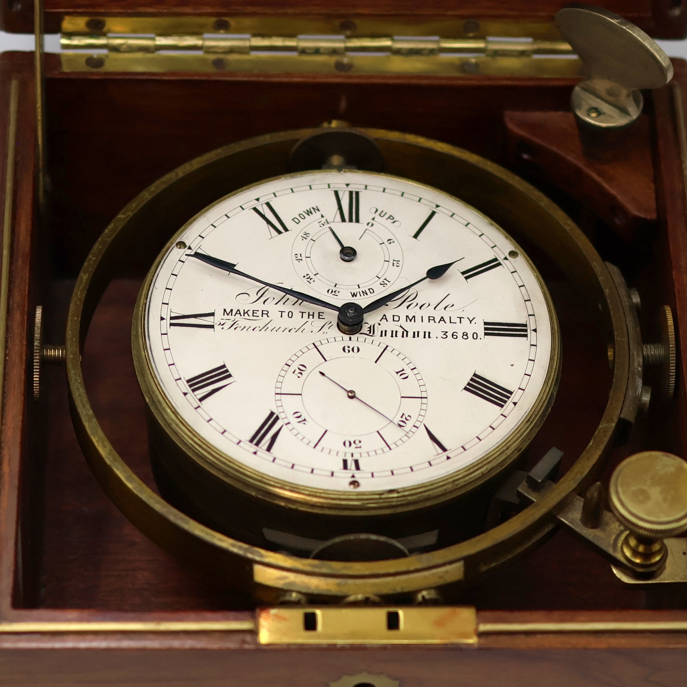 Detail c: JOHN POOLE Marinechronometer im späteren Holzkasten, England um 1880, 3-tlg. Holzkasten m. späterer Signatur-Plakette, kardanisch aufgehängtes ...
