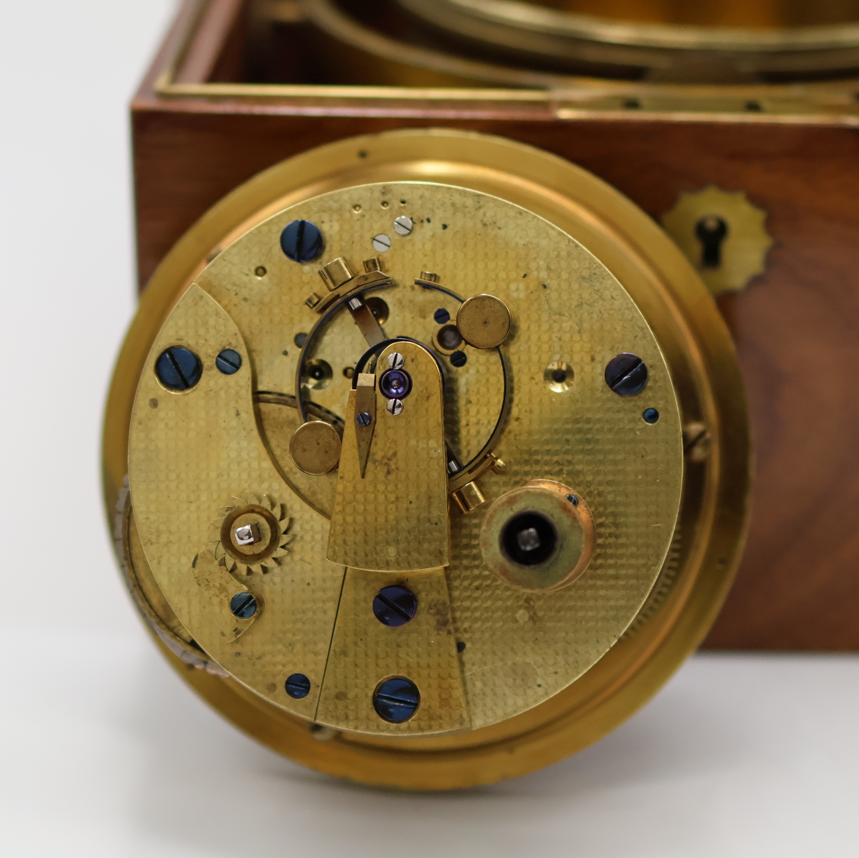 Detail d: JOHN POOLE Marinechronometer im späteren Holzkasten, England um 1880, 3-tlg. Holzkasten m. späterer Signatur-Plakette, kardanisch aufgehängtes ...