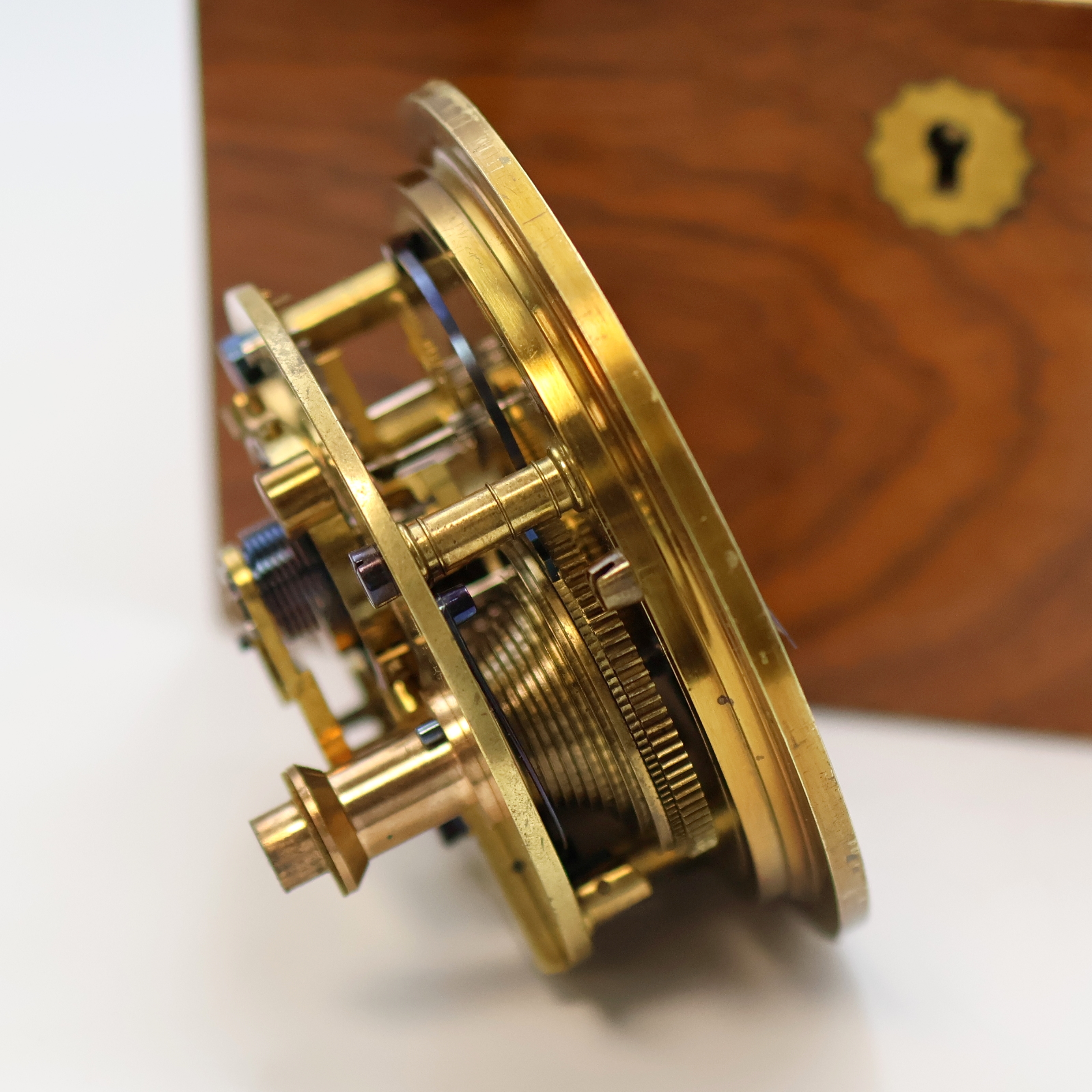 Detail e: JOHN POOLE Marinechronometer im späteren Holzkasten, England um 1880, 3-tlg. Holzkasten m. späterer Signatur-Plakette, kardanisch aufgehängtes ...