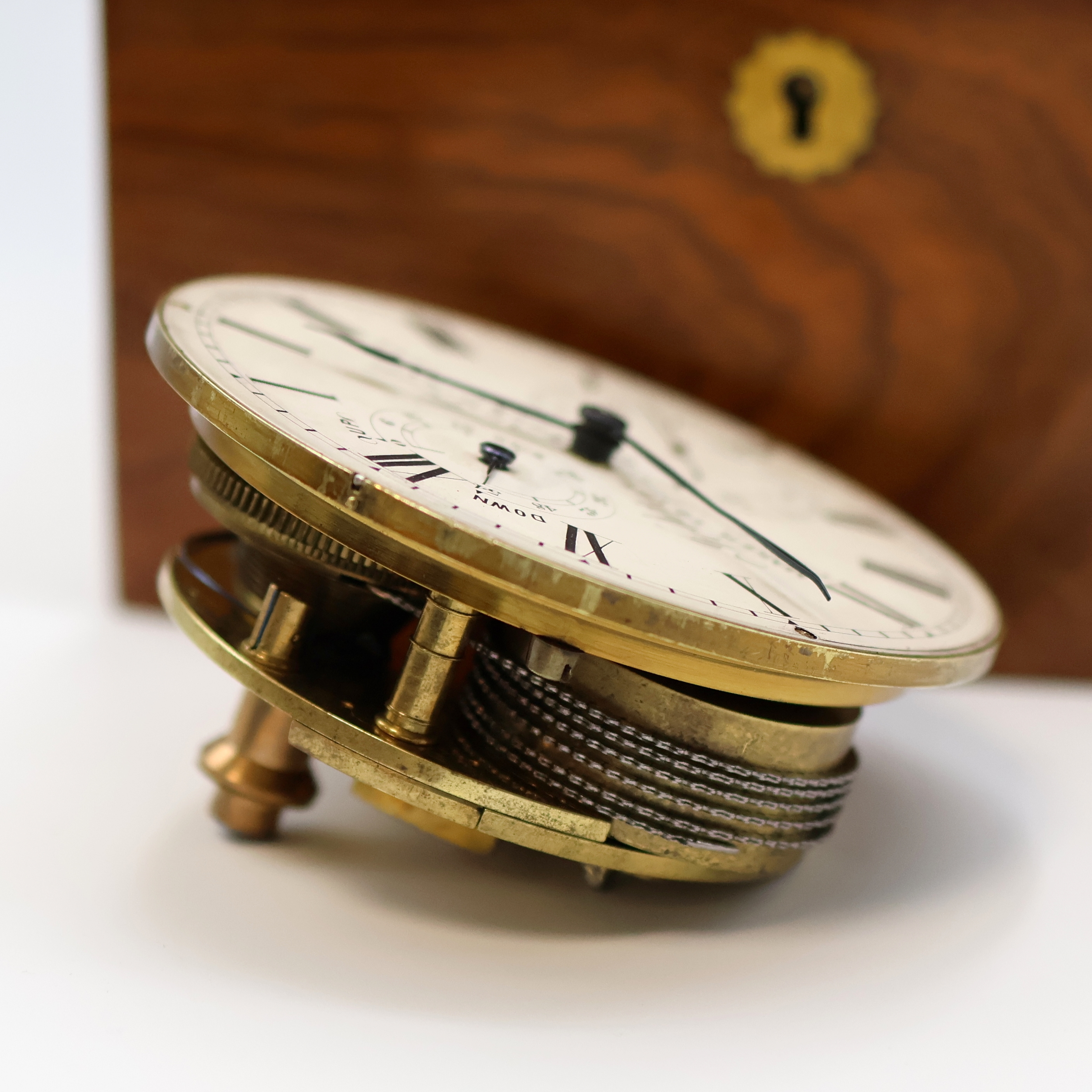 Detail f: JOHN POOLE Marinechronometer im späteren Holzkasten, England um 1880, 3-tlg. Holzkasten m. späterer Signatur-Plakette, kardanisch aufgehängtes ...