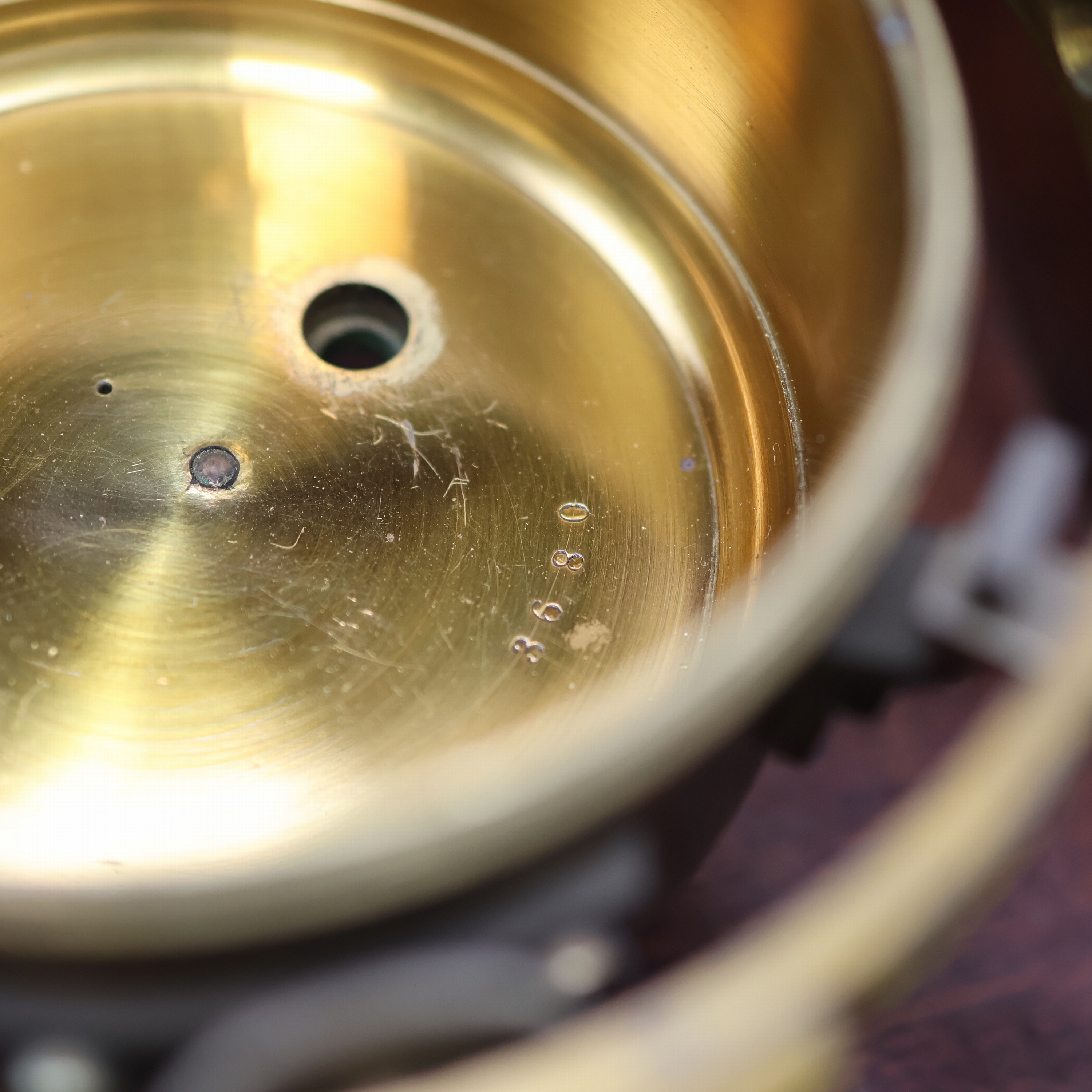 Detail g: JOHN POOLE Marinechronometer im späteren Holzkasten, England um 1880, 3-tlg. Holzkasten m. späterer Signatur-Plakette, kardanisch aufgehängtes ...
