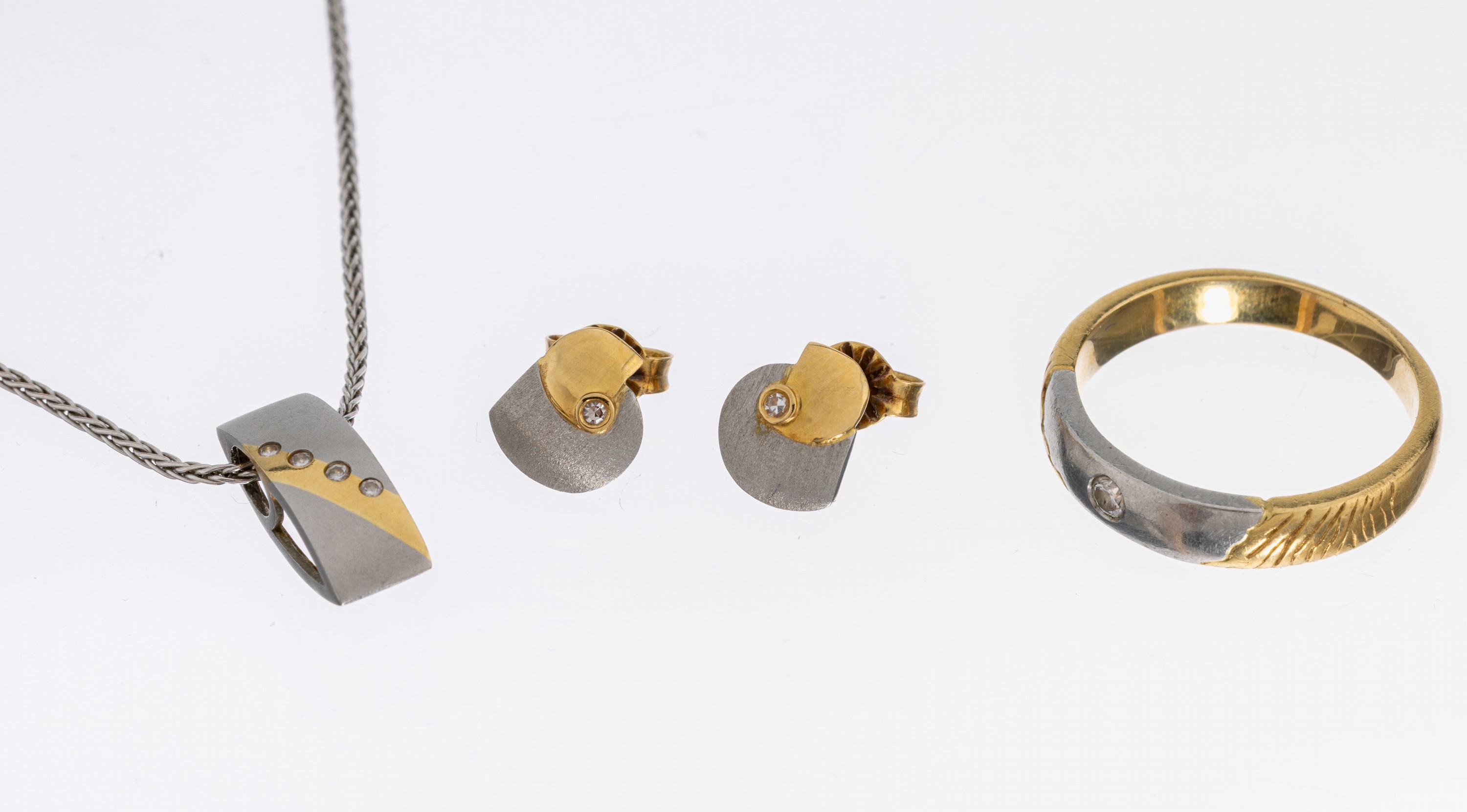 Image 27041647 - 18 kt Gold und Platin Diamant-Schmuckset, GG 750/000 und Pt., best. aus: 1 Anhänger an ...