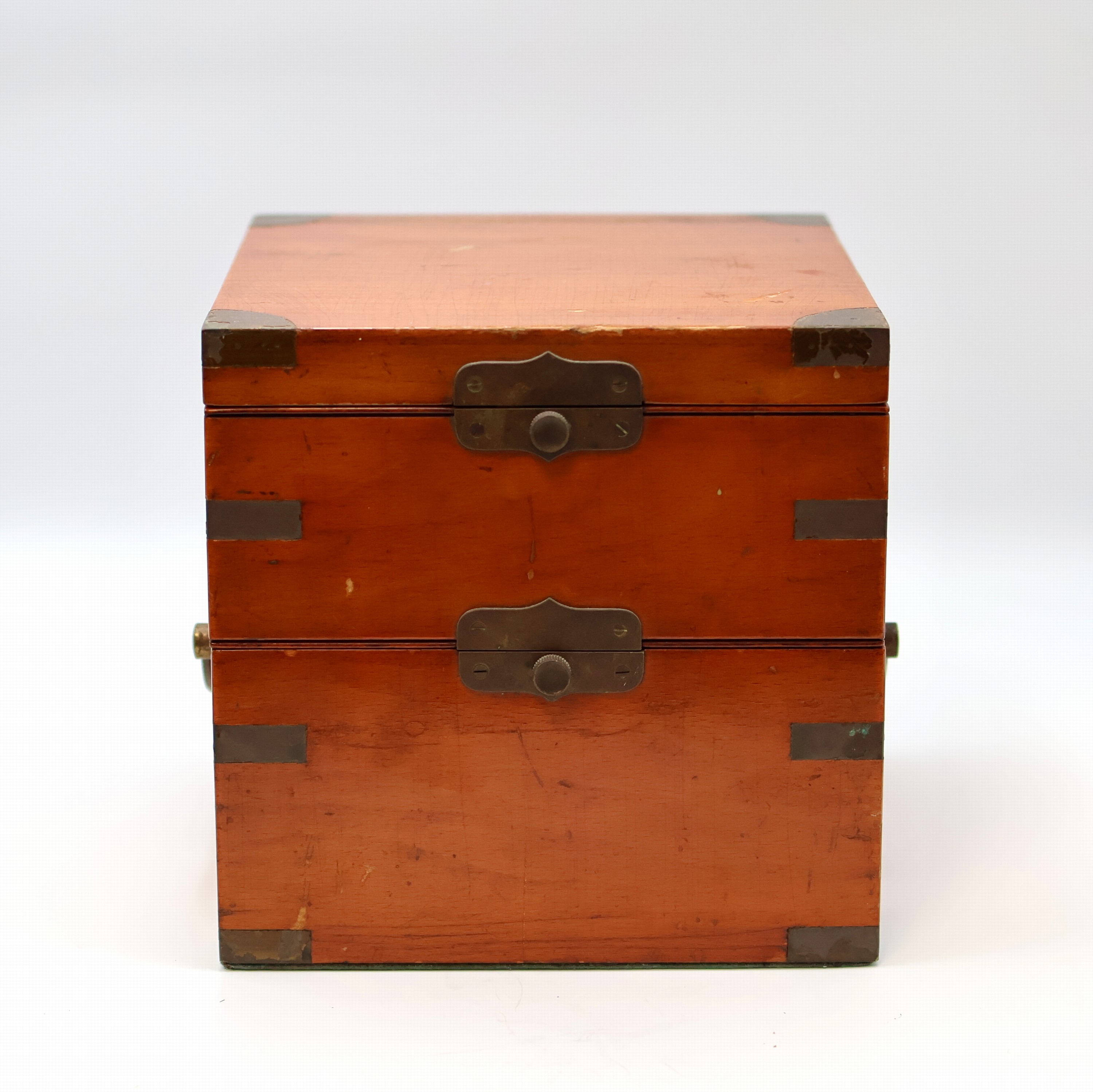 Detail a: 1. Moskauer Uhrenfabrik seltenes und frühes Marinechronometer Nummer 007, UDSSR um 1952, 3-tlg. Holzkasten, seitl. Tragegriffe, silb. Zifferbl. ...
