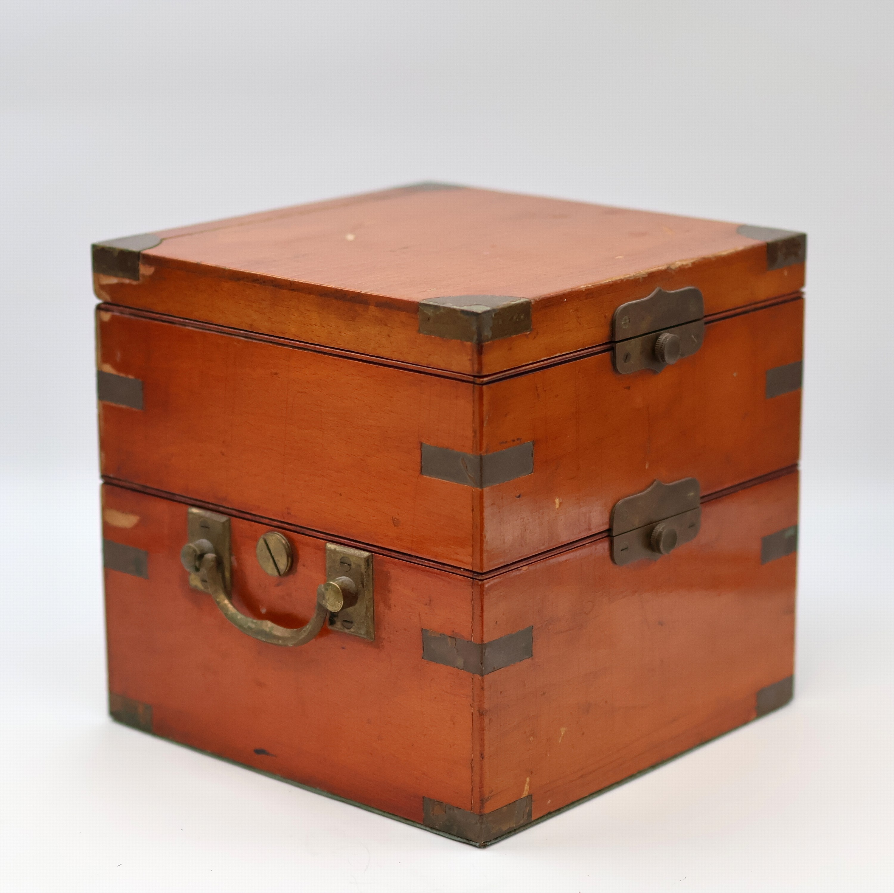 Detail b: 1. Moskauer Uhrenfabrik seltenes und frühes Marinechronometer Nummer 007, UDSSR um 1952, 3-tlg. Holzkasten, seitl. Tragegriffe, silb. Zifferbl. ...