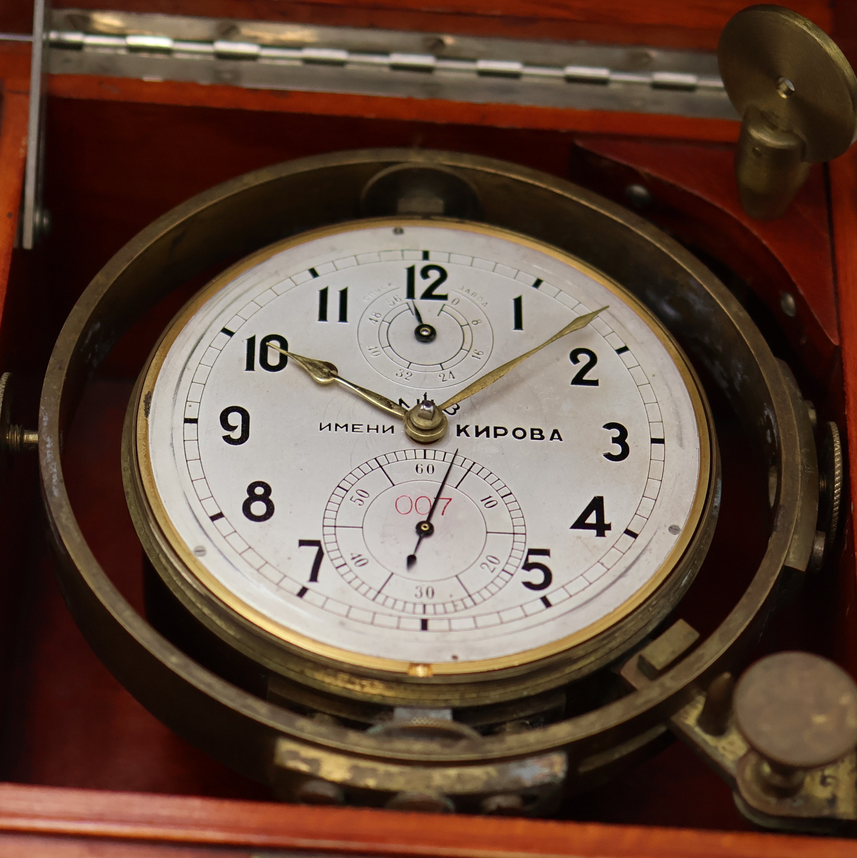 Detail c: 1. Moskauer Uhrenfabrik seltenes und frühes Marinechronometer Nummer 007, UDSSR um 1952, 3-tlg. Holzkasten, seitl. Tragegriffe, silb. Zifferbl. ...