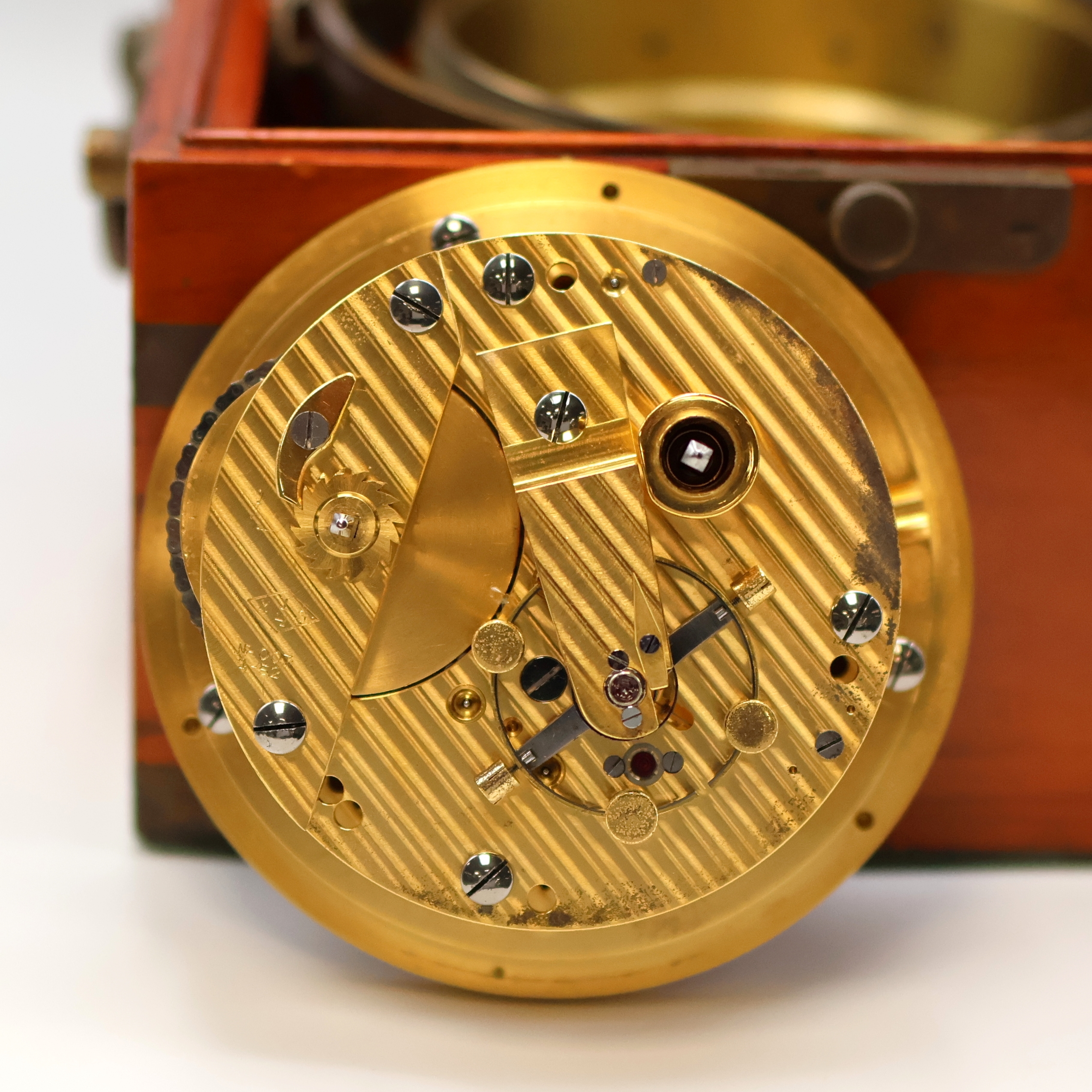 Detail d: 1. Moskauer Uhrenfabrik seltenes und frühes Marinechronometer Nummer 007, UDSSR um 1952, 3-tlg. Holzkasten, seitl. Tragegriffe, silb. Zifferbl. ...