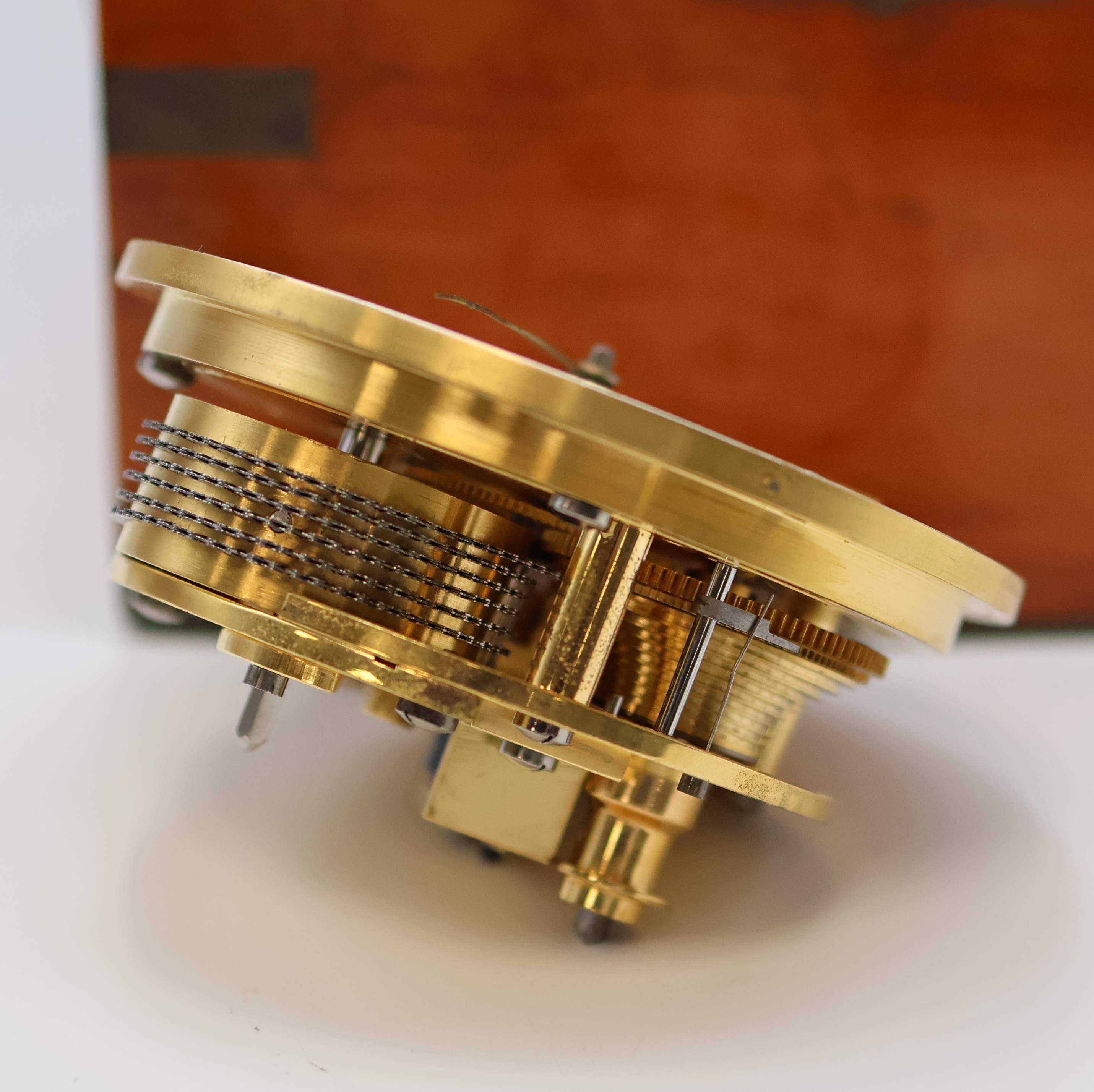 Detail e: 1. Moskauer Uhrenfabrik seltenes und frühes Marinechronometer Nummer 007, UDSSR um 1952, 3-tlg. Holzkasten, seitl. Tragegriffe, silb. Zifferbl. ...