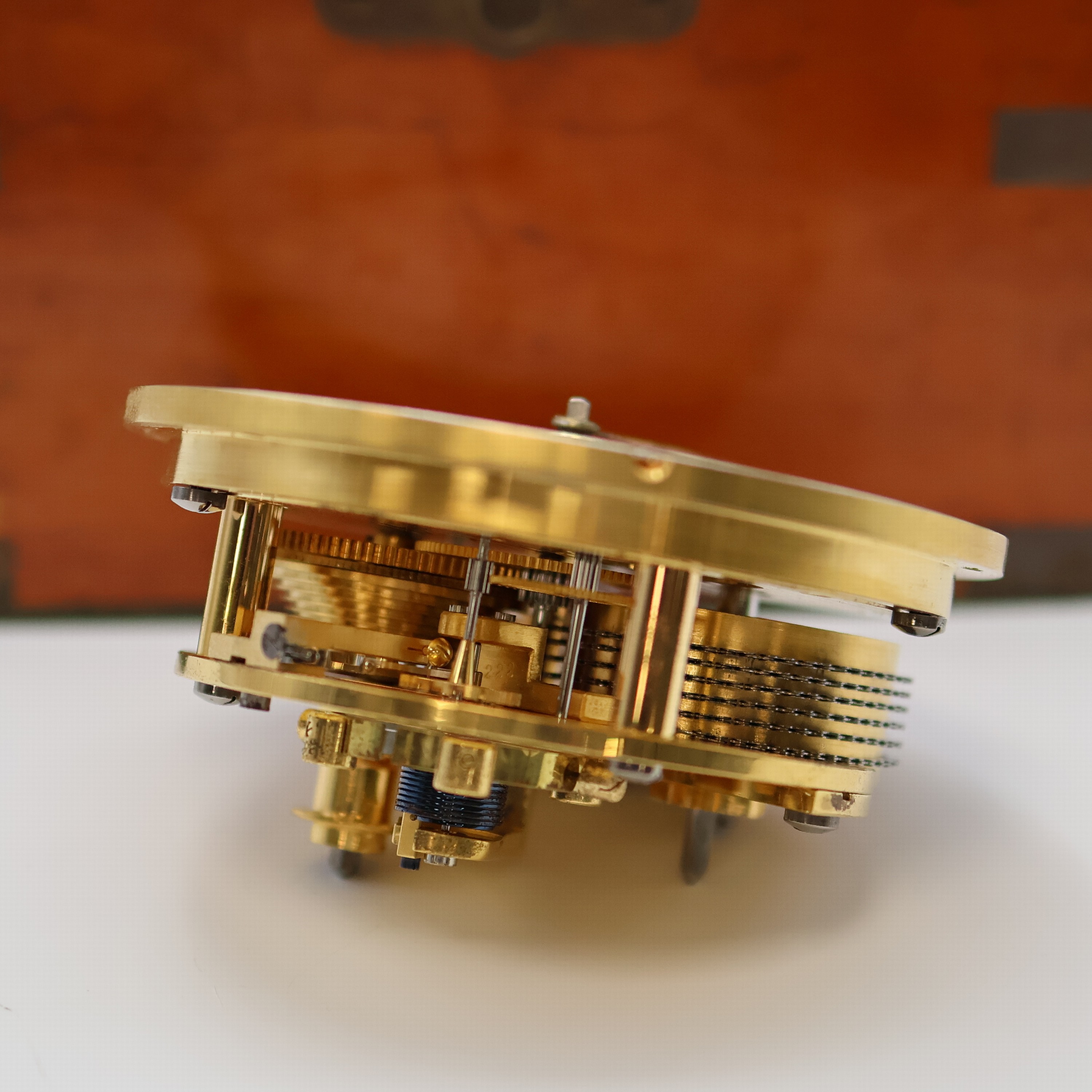 Detail f: 1. Moskauer Uhrenfabrik seltenes und frühes Marinechronometer Nummer 007, UDSSR um 1952, 3-tlg. Holzkasten, seitl. Tragegriffe, silb. Zifferbl. ...