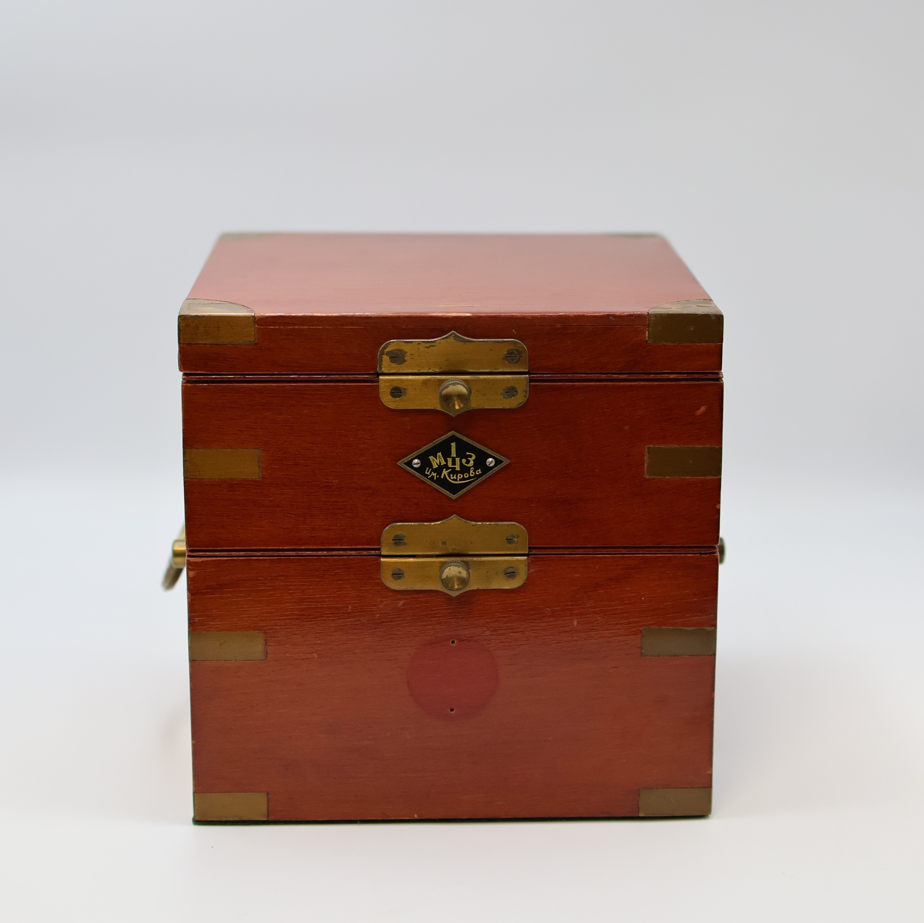 Detail a: 1. Moskauer Uhrenfabrik Nummer 85 frühes Marinechronometer, UDSSR um 1952, späterer 3-tlg. Holzkasten, seitl. Tragegriffe, kardanisch aufgehängtes ...