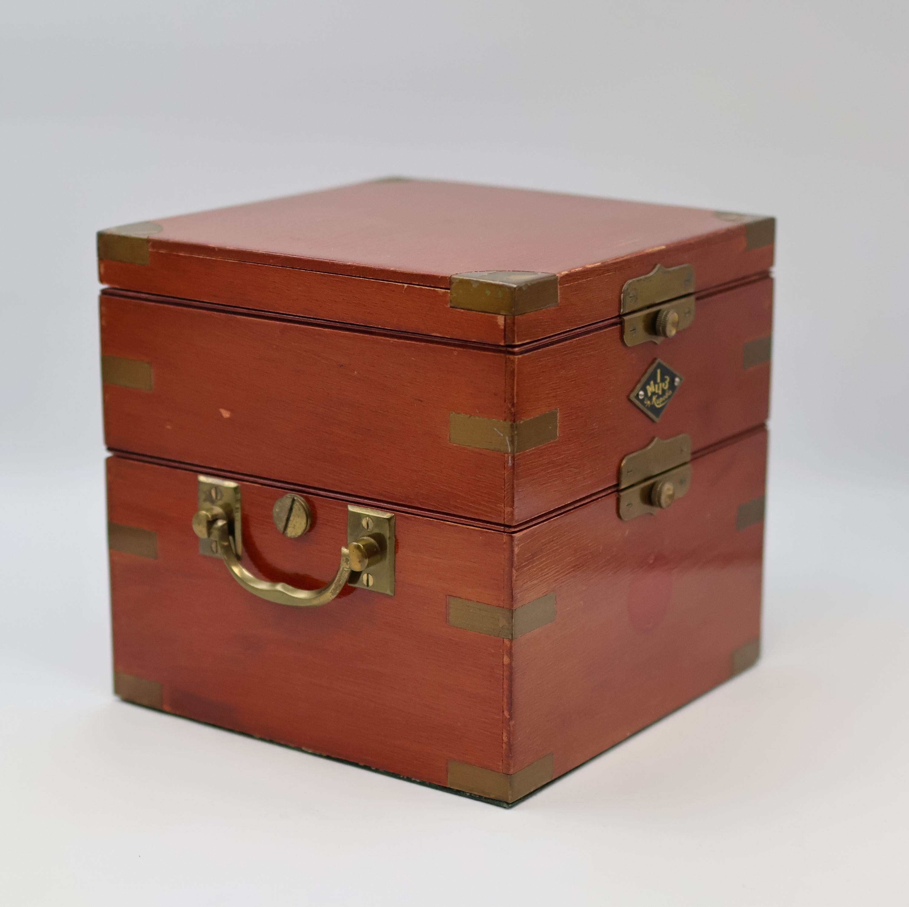 Detail b: 1. Moskauer Uhrenfabrik Nummer 85 frühes Marinechronometer, UDSSR um 1952, späterer 3-tlg. Holzkasten, seitl. Tragegriffe, kardanisch aufgehängtes ...