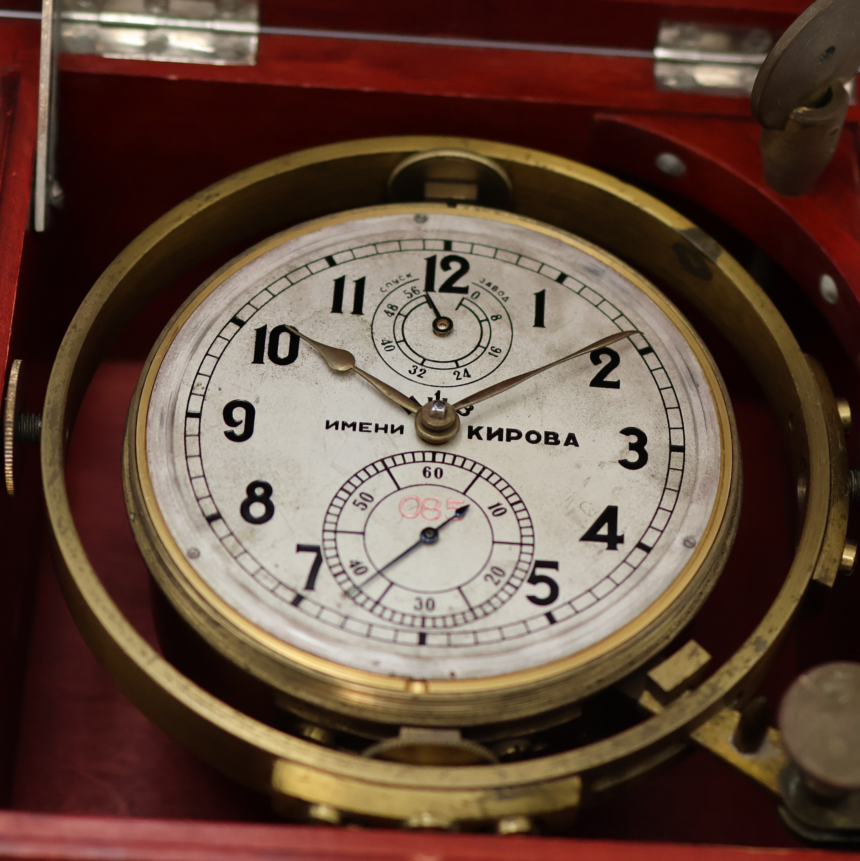 Detail c: 1. Moskauer Uhrenfabrik Nummer 85 frühes Marinechronometer, UDSSR um 1952, späterer 3-tlg. Holzkasten, seitl. Tragegriffe, kardanisch aufgehängtes ...