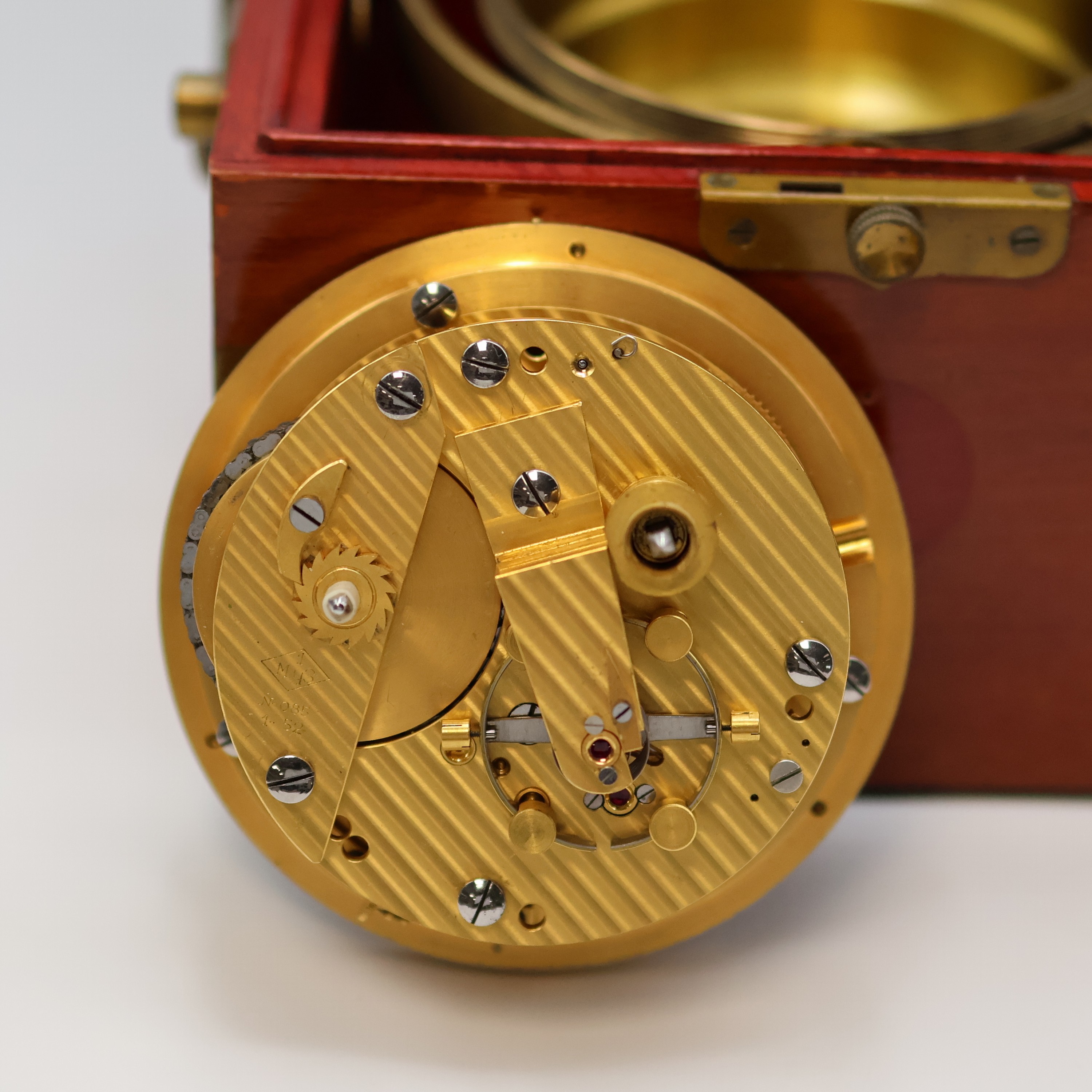 Detail d: 1. Moskauer Uhrenfabrik Nummer 85 frühes Marinechronometer, UDSSR um 1952, späterer 3-tlg. Holzkasten, seitl. Tragegriffe, kardanisch aufgehängtes ...