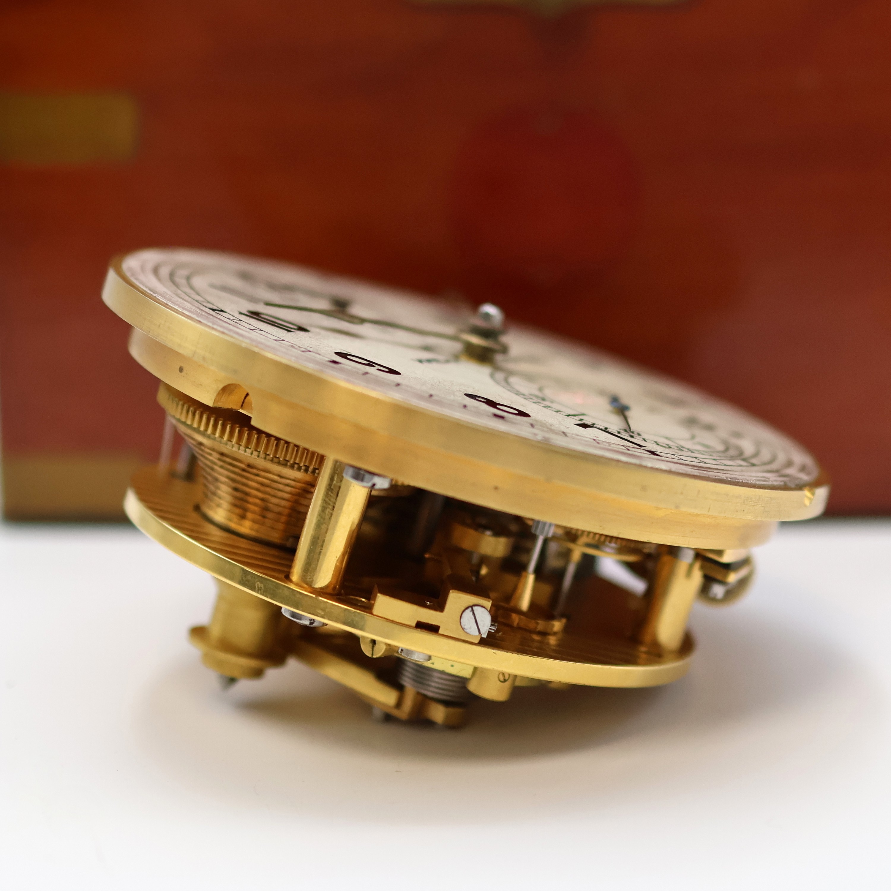 Detail e: 1. Moskauer Uhrenfabrik Nummer 85 frühes Marinechronometer, UDSSR um 1952, späterer 3-tlg. Holzkasten, seitl. Tragegriffe, kardanisch aufgehängtes ...