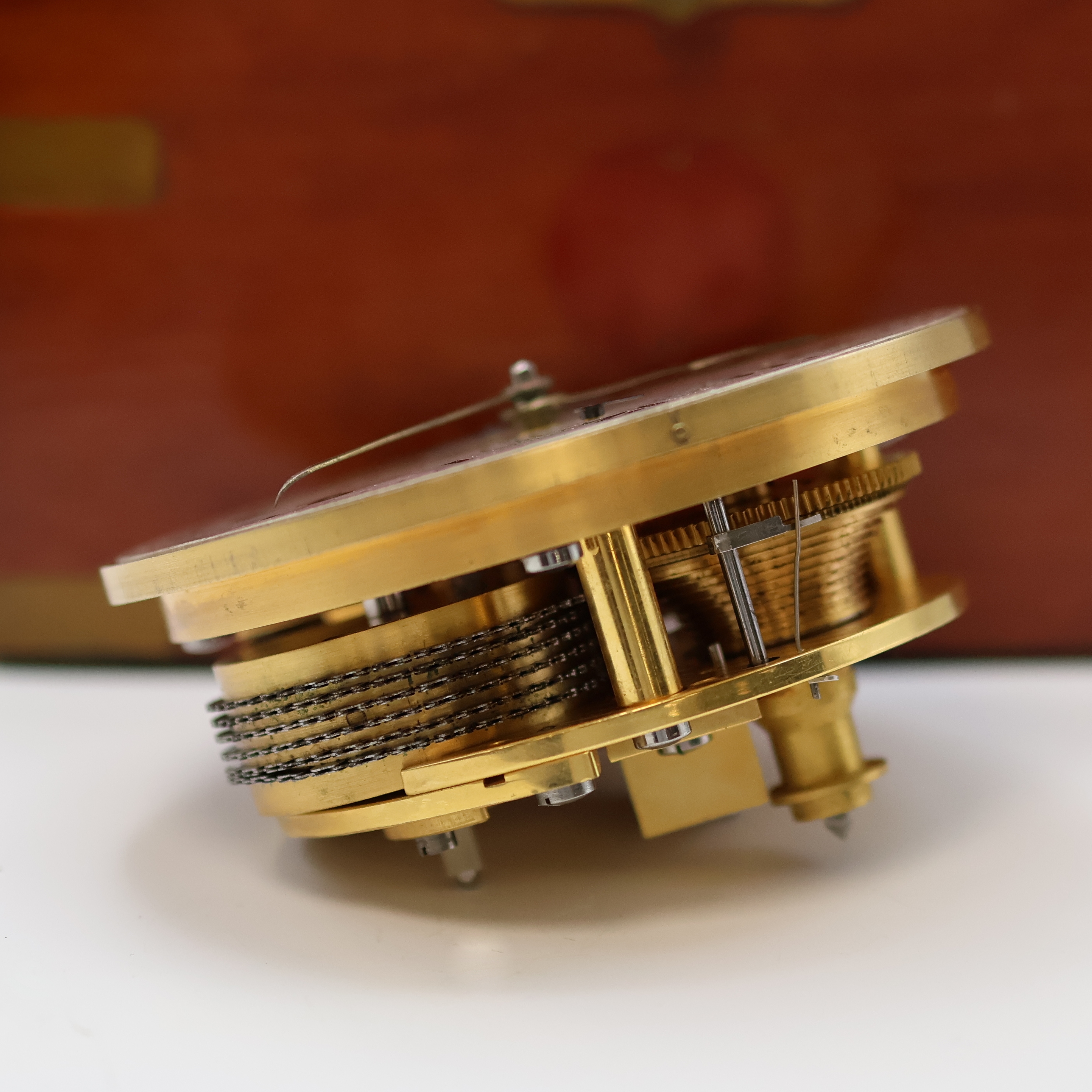 Detail f: 1. Moskauer Uhrenfabrik Nummer 85 frühes Marinechronometer, UDSSR um 1952, späterer 3-tlg. Holzkasten, seitl. Tragegriffe, kardanisch aufgehängtes ...