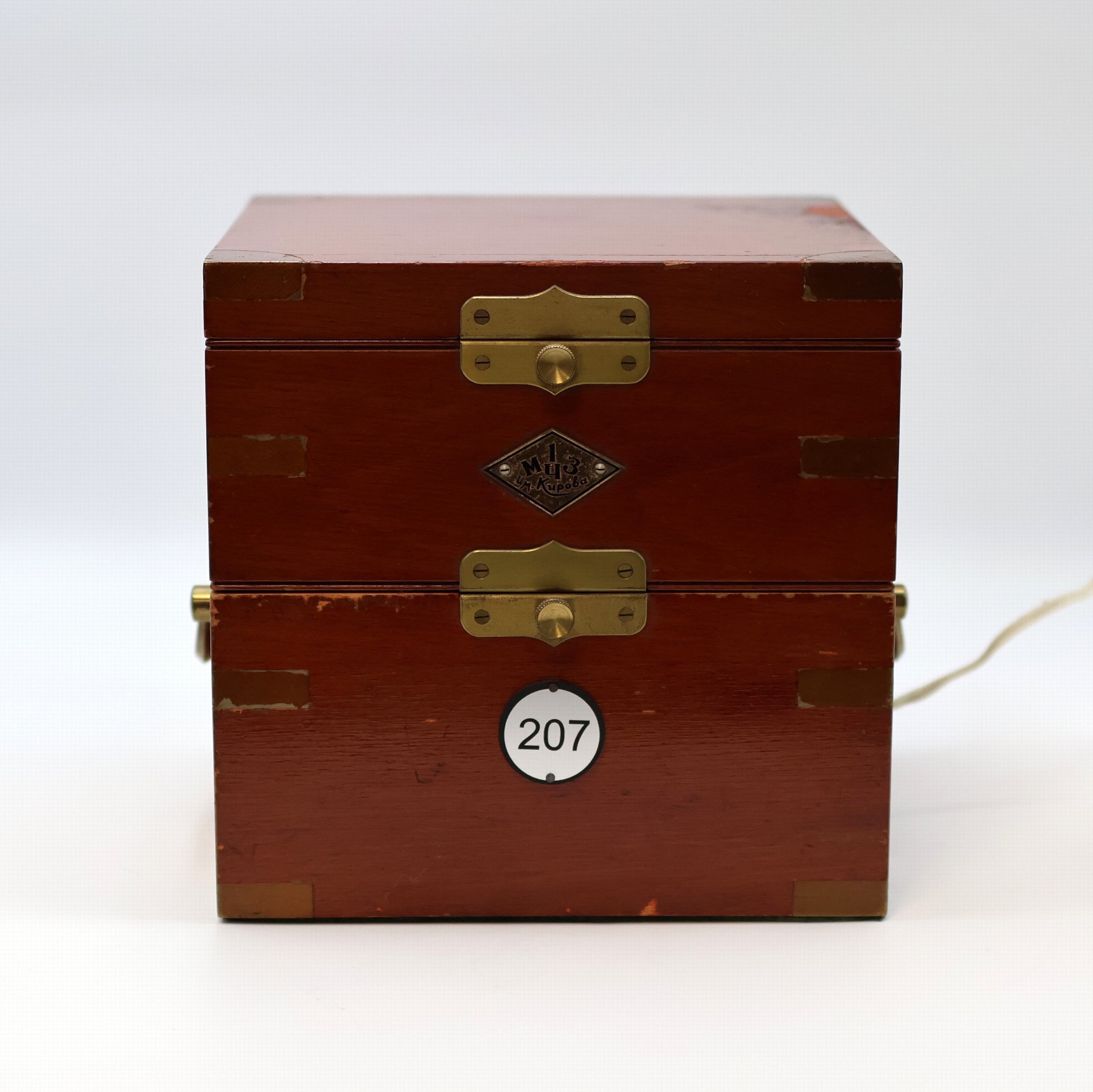 Detail a: 1. Moskauer Uhrenfabrik Nummer 207 frühes Marinechronometer, UDSSR um 1952, 3-tlg. Holzkasten, seitl. Tragegriffe, kardanisch aufgehängtes ...