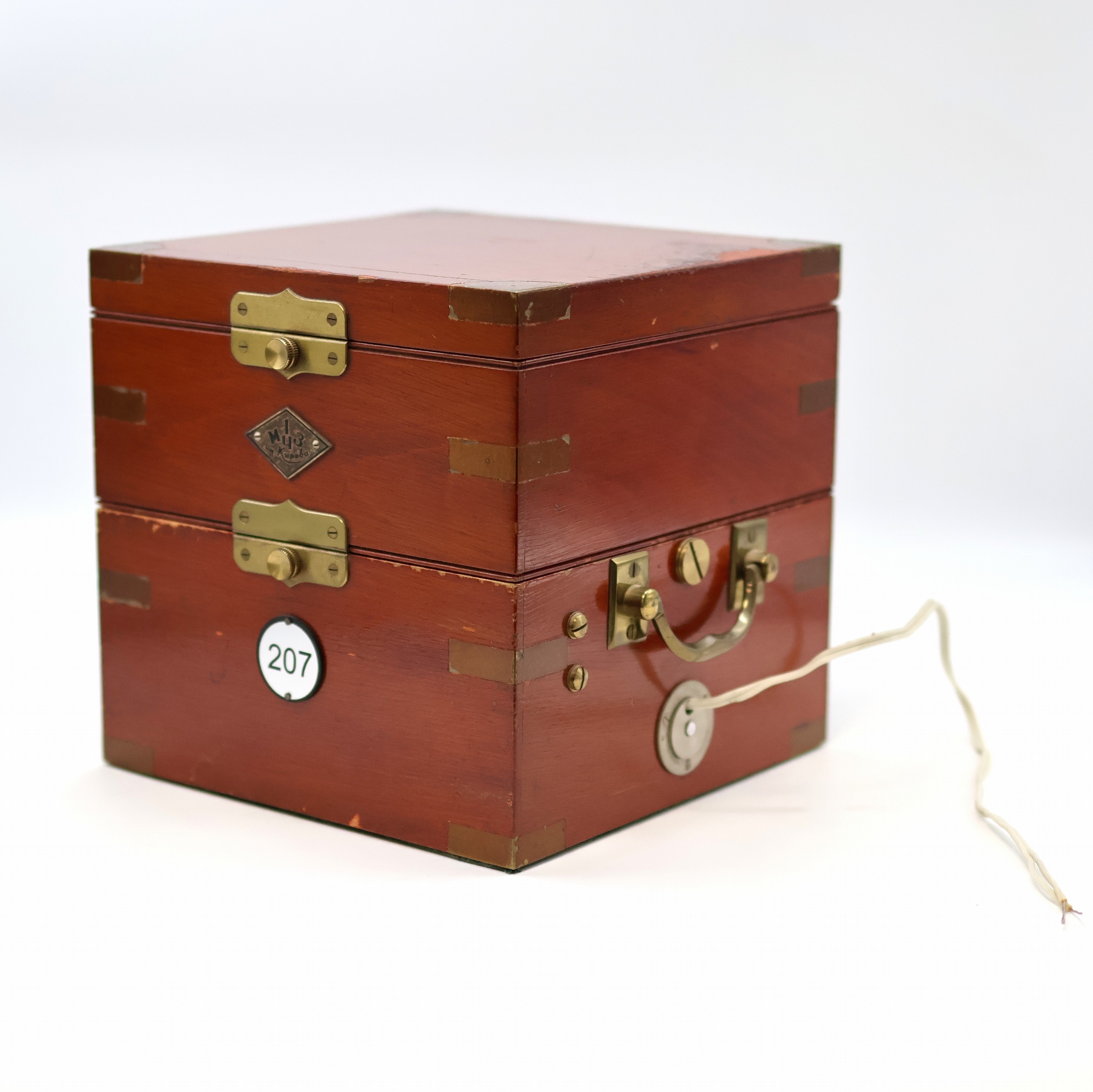 Detail b: 1. Moskauer Uhrenfabrik Nummer 207 frühes Marinechronometer, UDSSR um 1952, 3-tlg. Holzkasten, seitl. Tragegriffe, kardanisch aufgehängtes ...