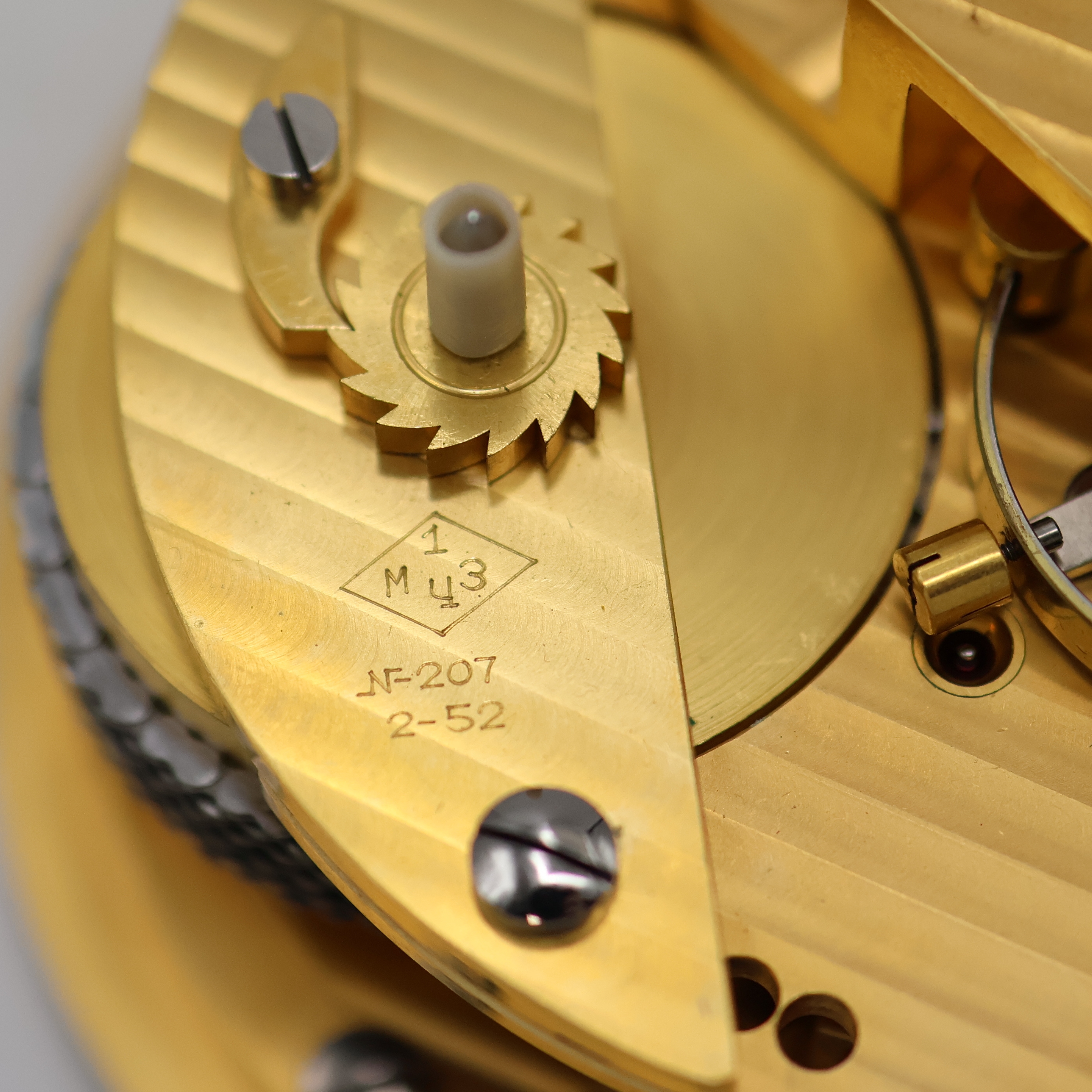 Detail d: 1. Moskauer Uhrenfabrik Nummer 207 frühes Marinechronometer, UDSSR um 1952, 3-tlg. Holzkasten, seitl. Tragegriffe, kardanisch aufgehängtes ...
