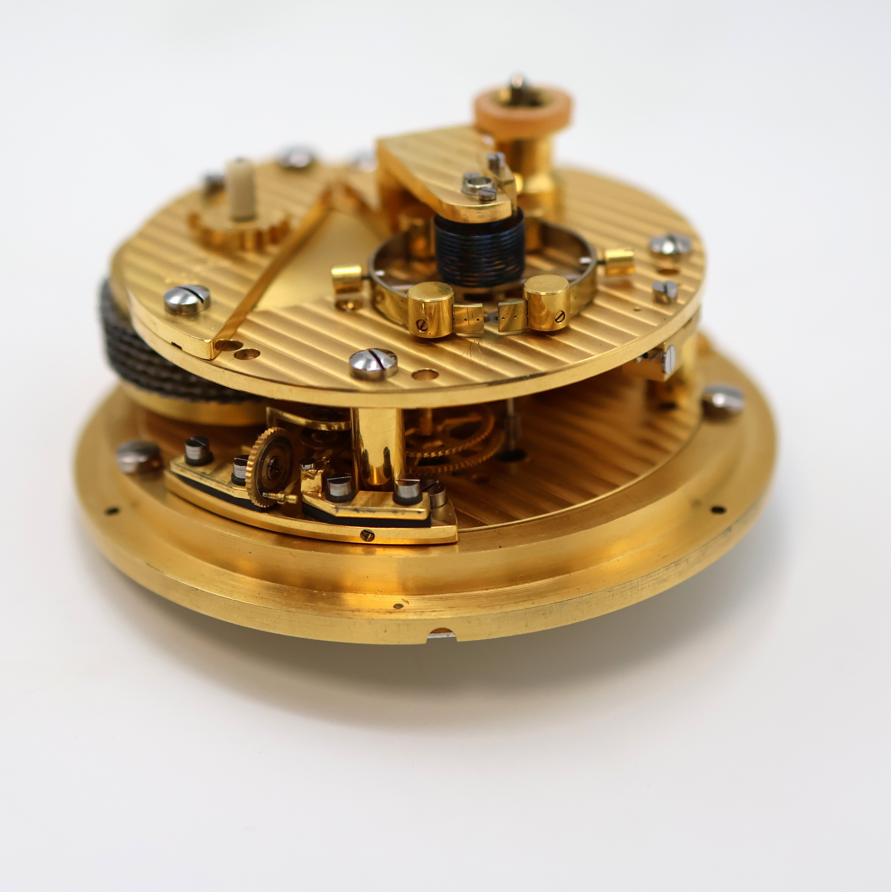 Detail e: 1. Moskauer Uhrenfabrik Nummer 207 frühes Marinechronometer, UDSSR um 1952, 3-tlg. Holzkasten, seitl. Tragegriffe, kardanisch aufgehängtes ...