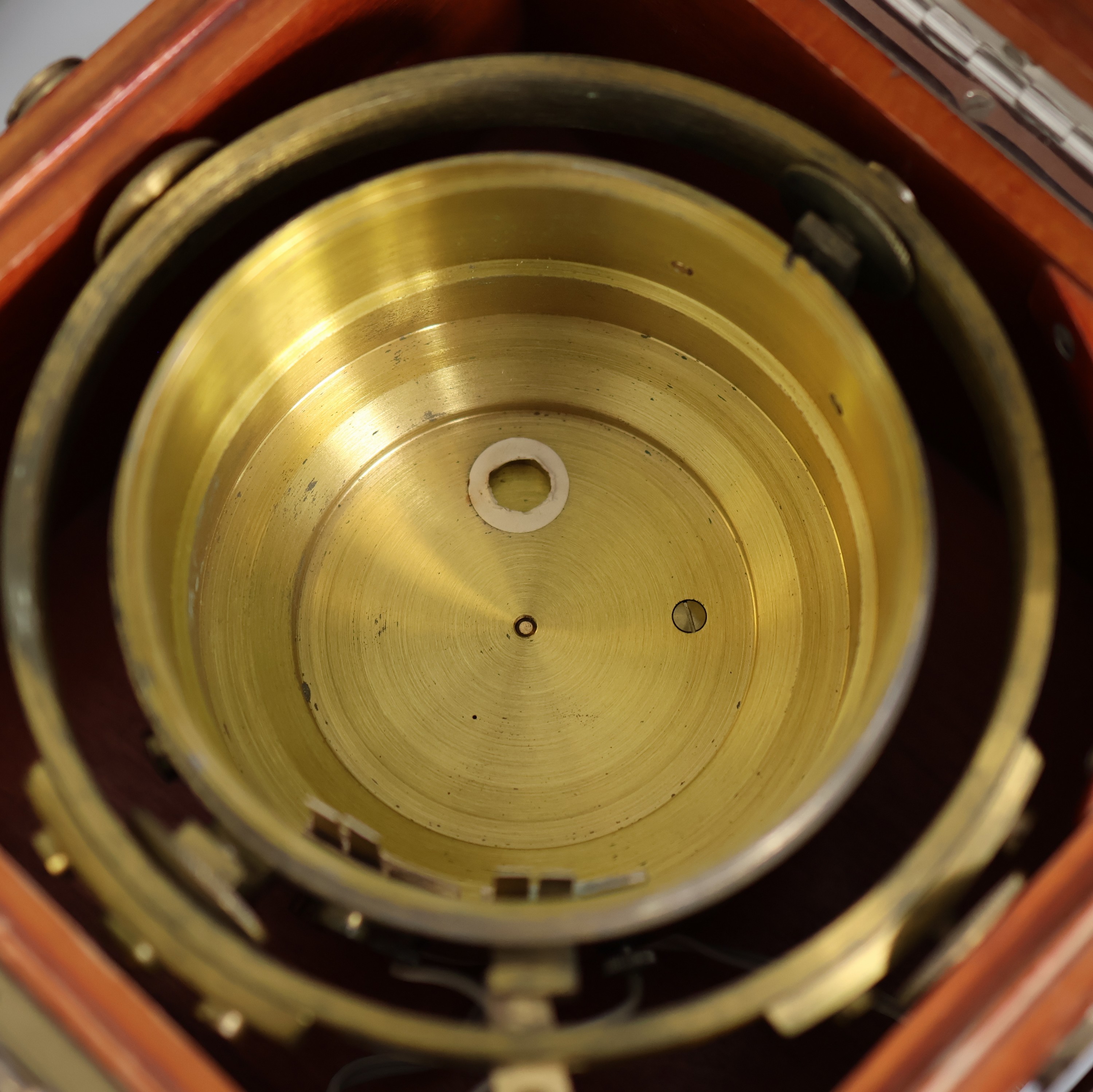 Detail h: 1. Moskauer Uhrenfabrik Nummer 207 frühes Marinechronometer, UDSSR um 1952, 3-tlg. Holzkasten, seitl. Tragegriffe, kardanisch aufgehängtes ...