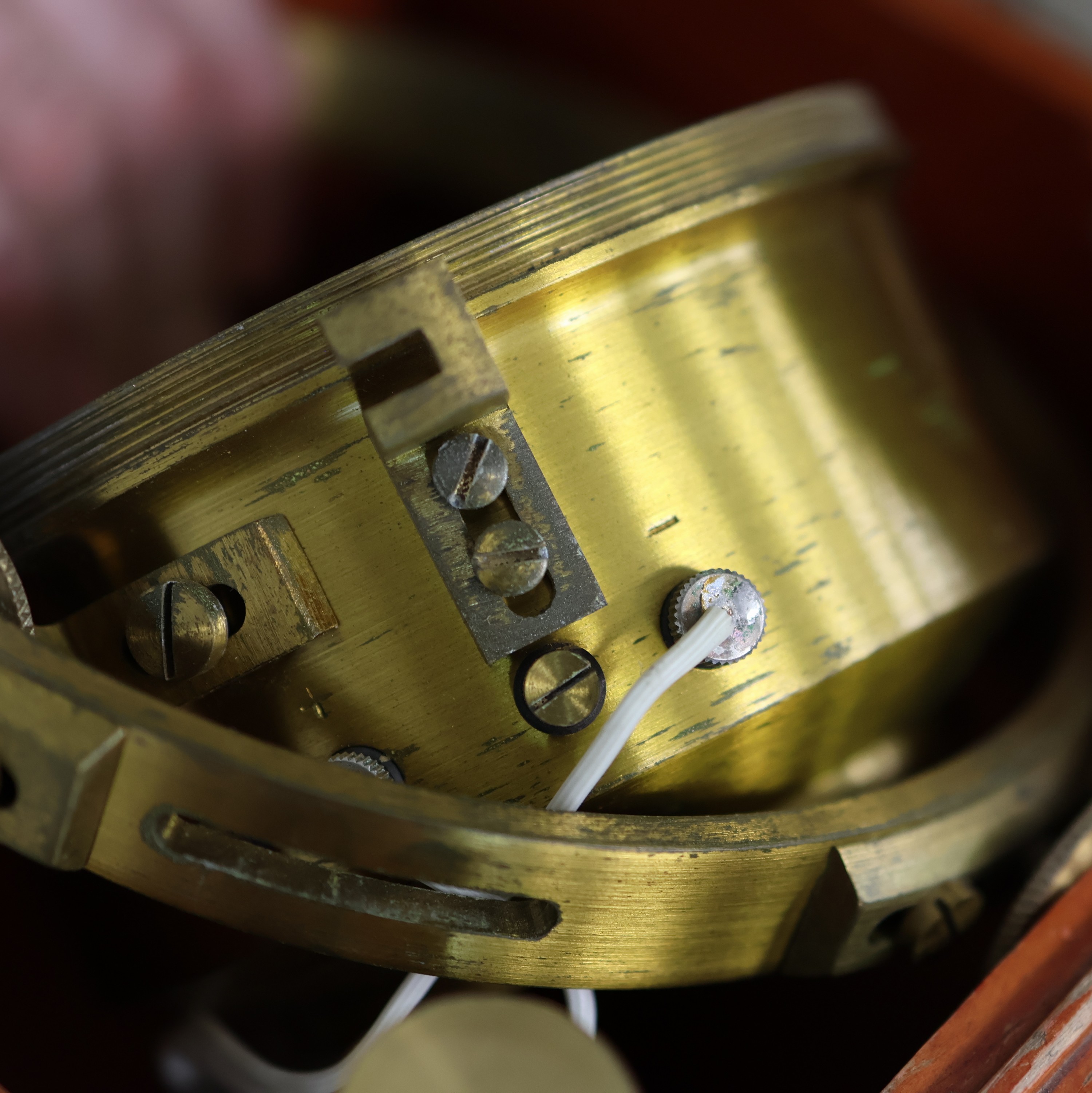Detail i: 1. Moskauer Uhrenfabrik Nummer 207 frühes Marinechronometer, UDSSR um 1952, 3-tlg. Holzkasten, seitl. Tragegriffe, kardanisch aufgehängtes ...