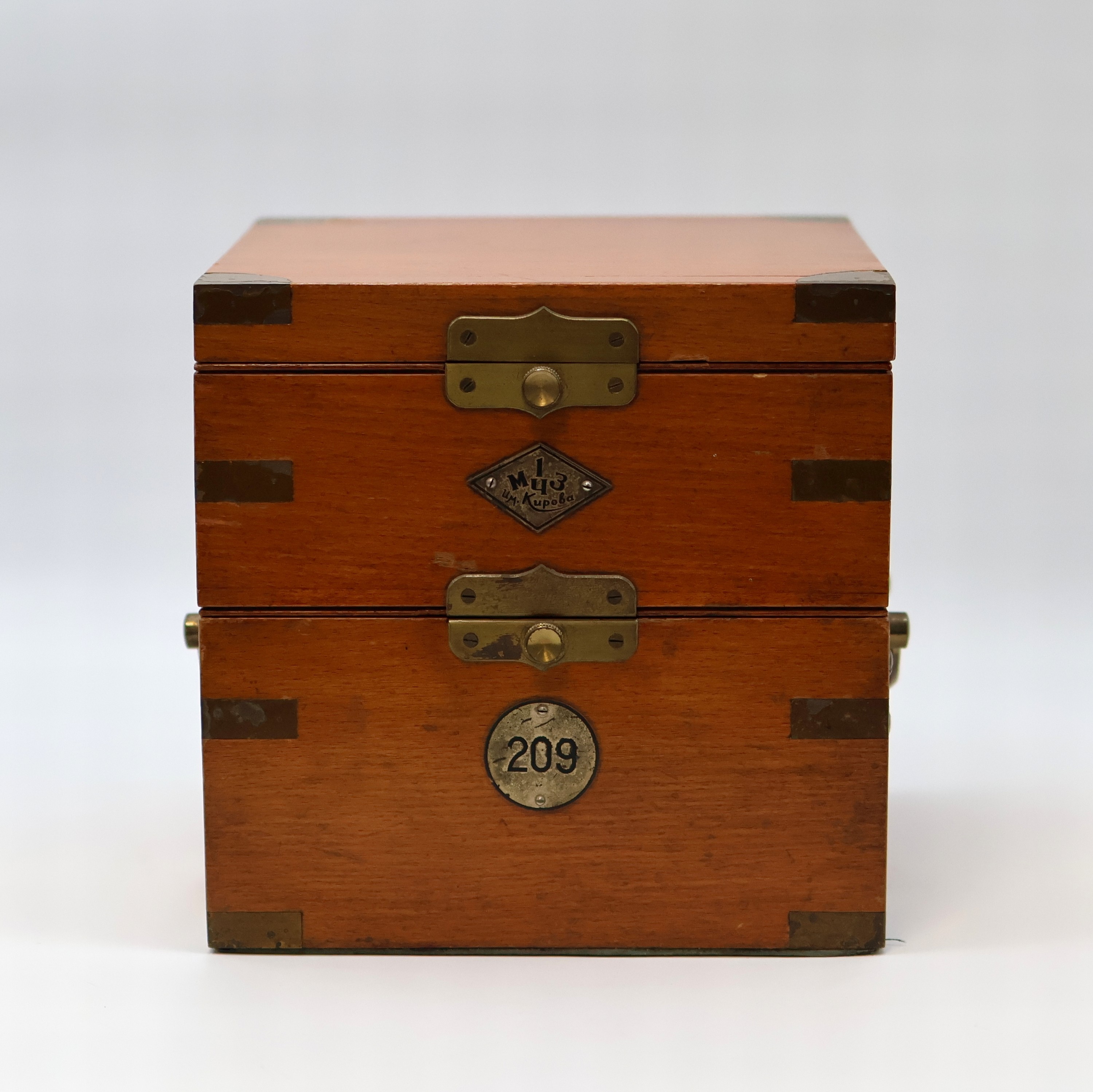 Detail b: 1. Moskauer Uhrenfabrik Nummer 209 frühes Marinechronometer, UDSSR um 1952, 3-tlg. Holzkasten, seitl. Tragegriffe, kardanisch aufgehängtes ...