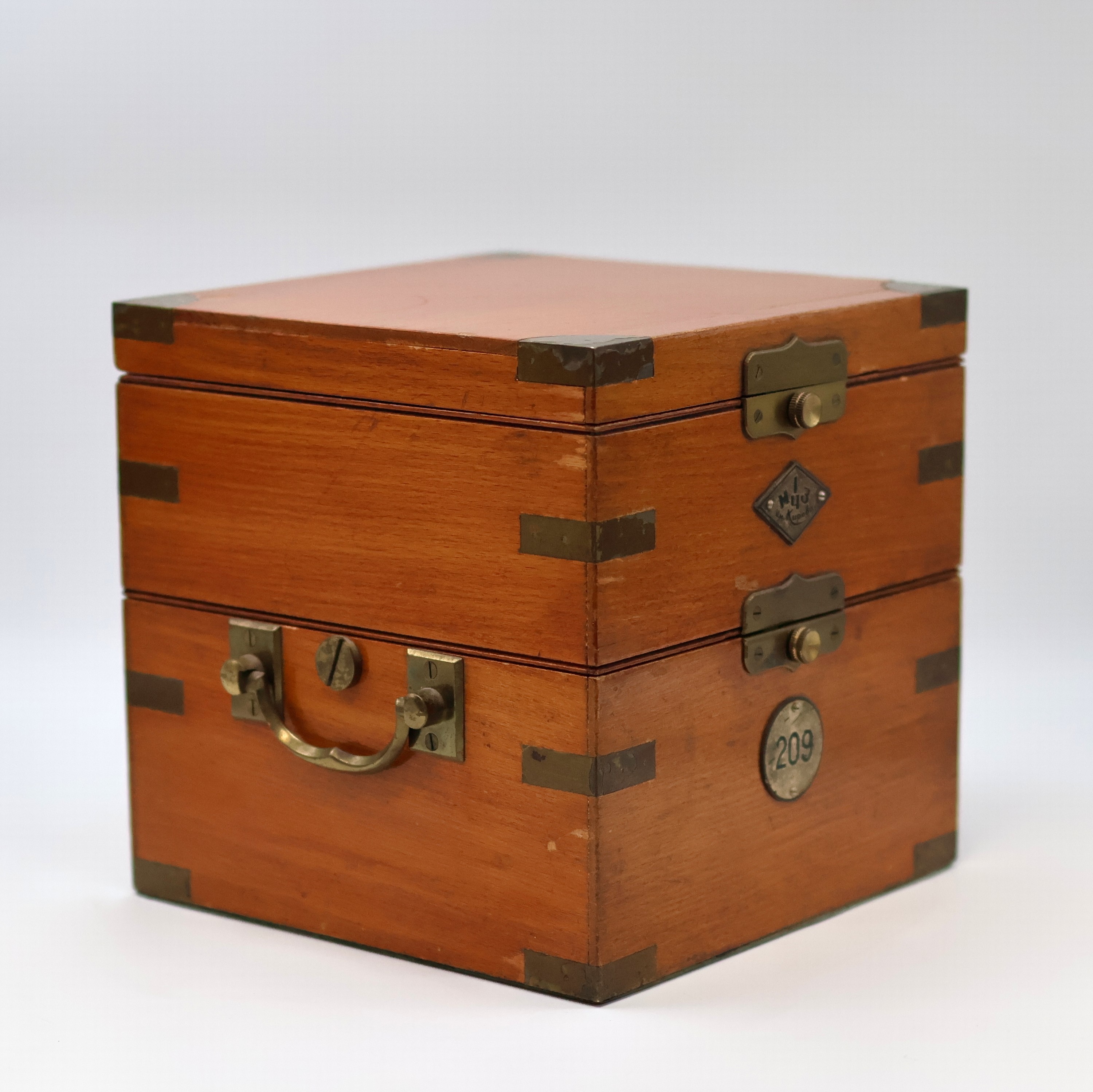 Detail c: 1. Moskauer Uhrenfabrik Nummer 209 frühes Marinechronometer, UDSSR um 1952, 3-tlg. Holzkasten, seitl. Tragegriffe, kardanisch aufgehängtes ...