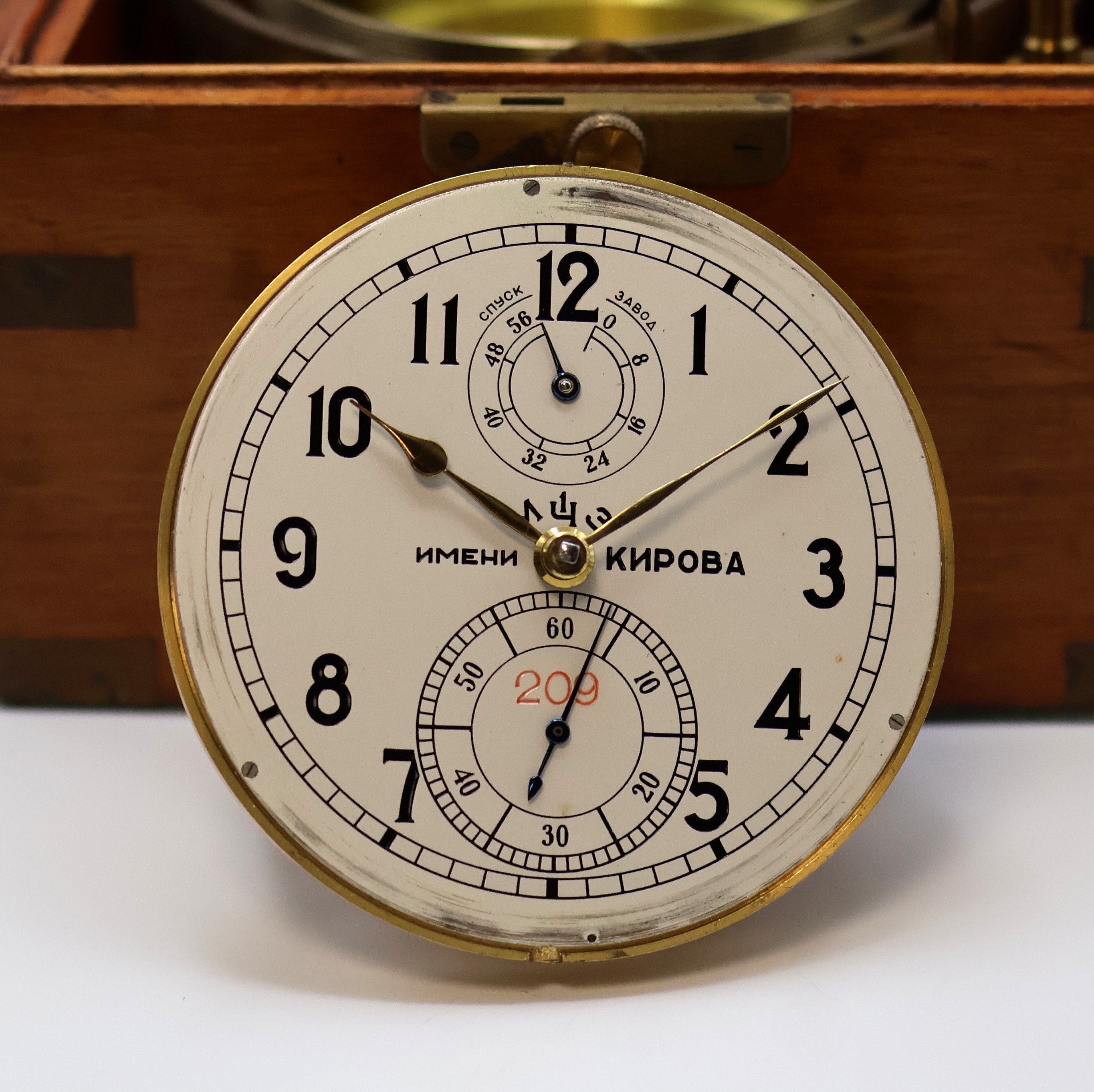 Detail d: 1. Moskauer Uhrenfabrik Nummer 209 frühes Marinechronometer, UDSSR um 1952, 3-tlg. Holzkasten, seitl. Tragegriffe, kardanisch aufgehängtes ...