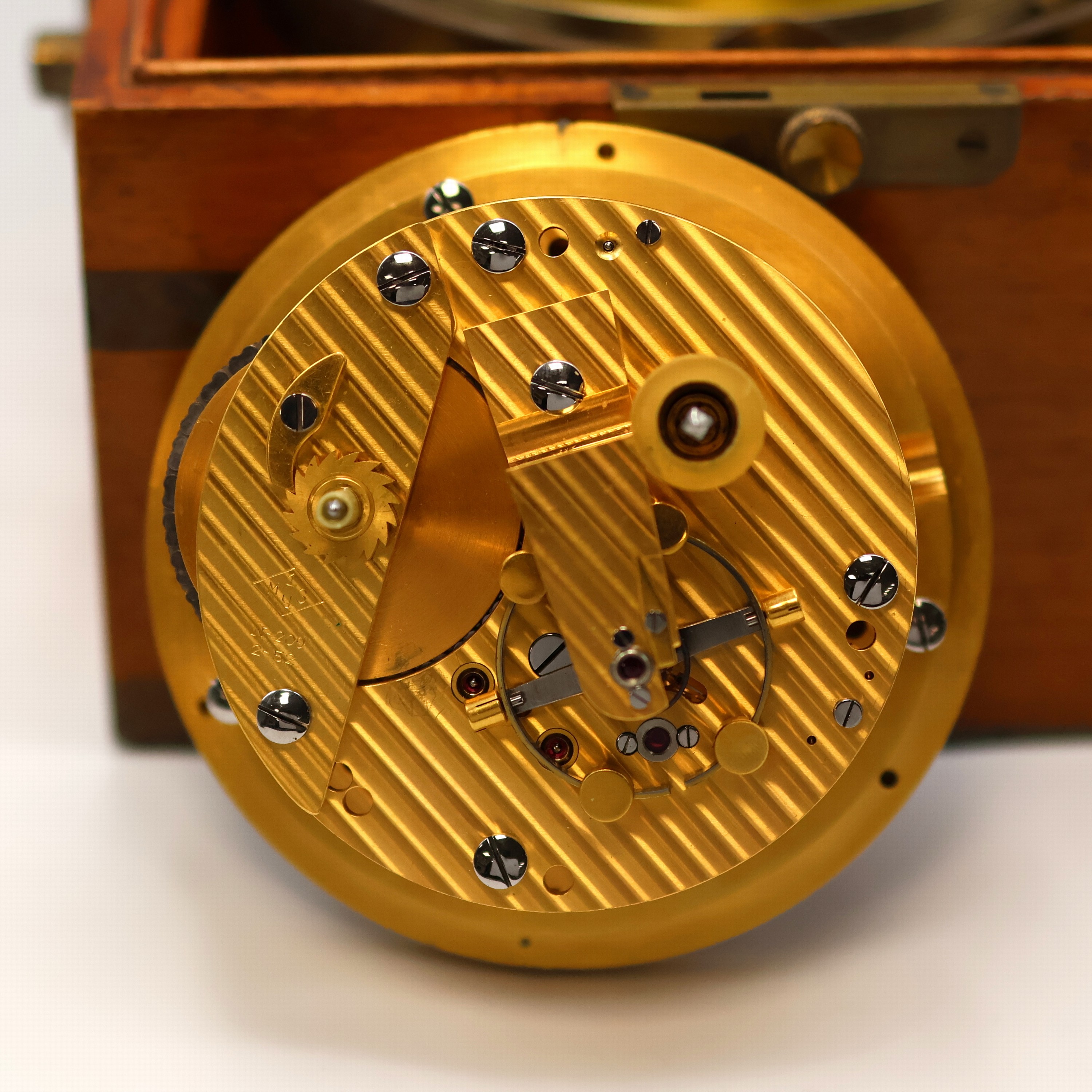 Detail e: 1. Moskauer Uhrenfabrik Nummer 209 frühes Marinechronometer, UDSSR um 1952, 3-tlg. Holzkasten, seitl. Tragegriffe, kardanisch aufgehängtes ...