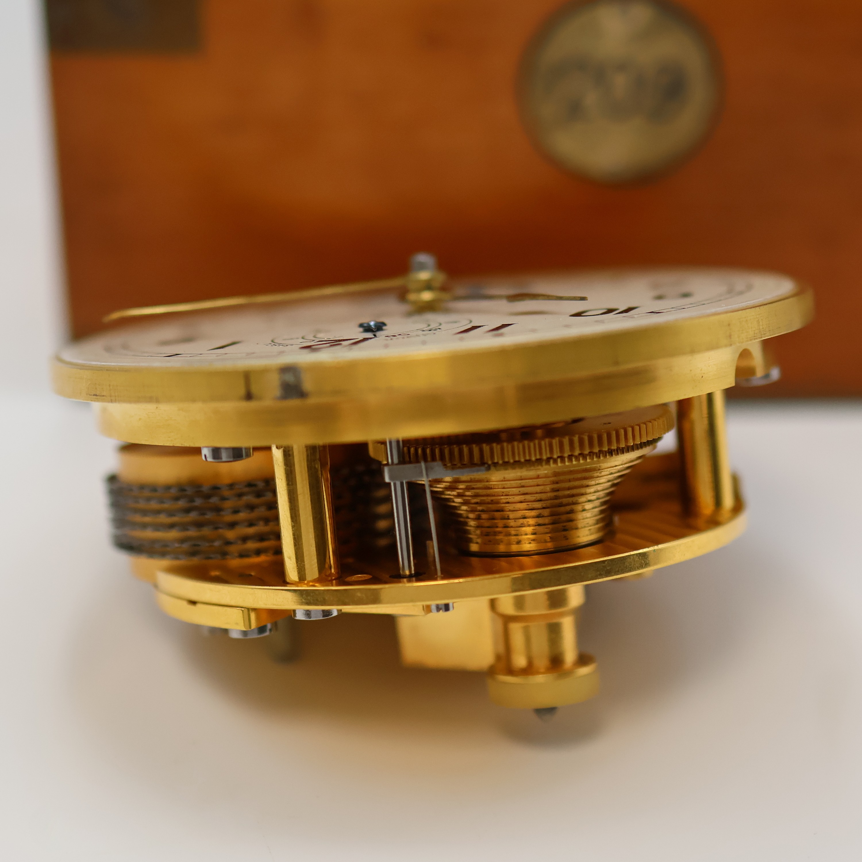 Detail f: 1. Moskauer Uhrenfabrik Nummer 209 frühes Marinechronometer, UDSSR um 1952, 3-tlg. Holzkasten, seitl. Tragegriffe, kardanisch aufgehängtes ...
