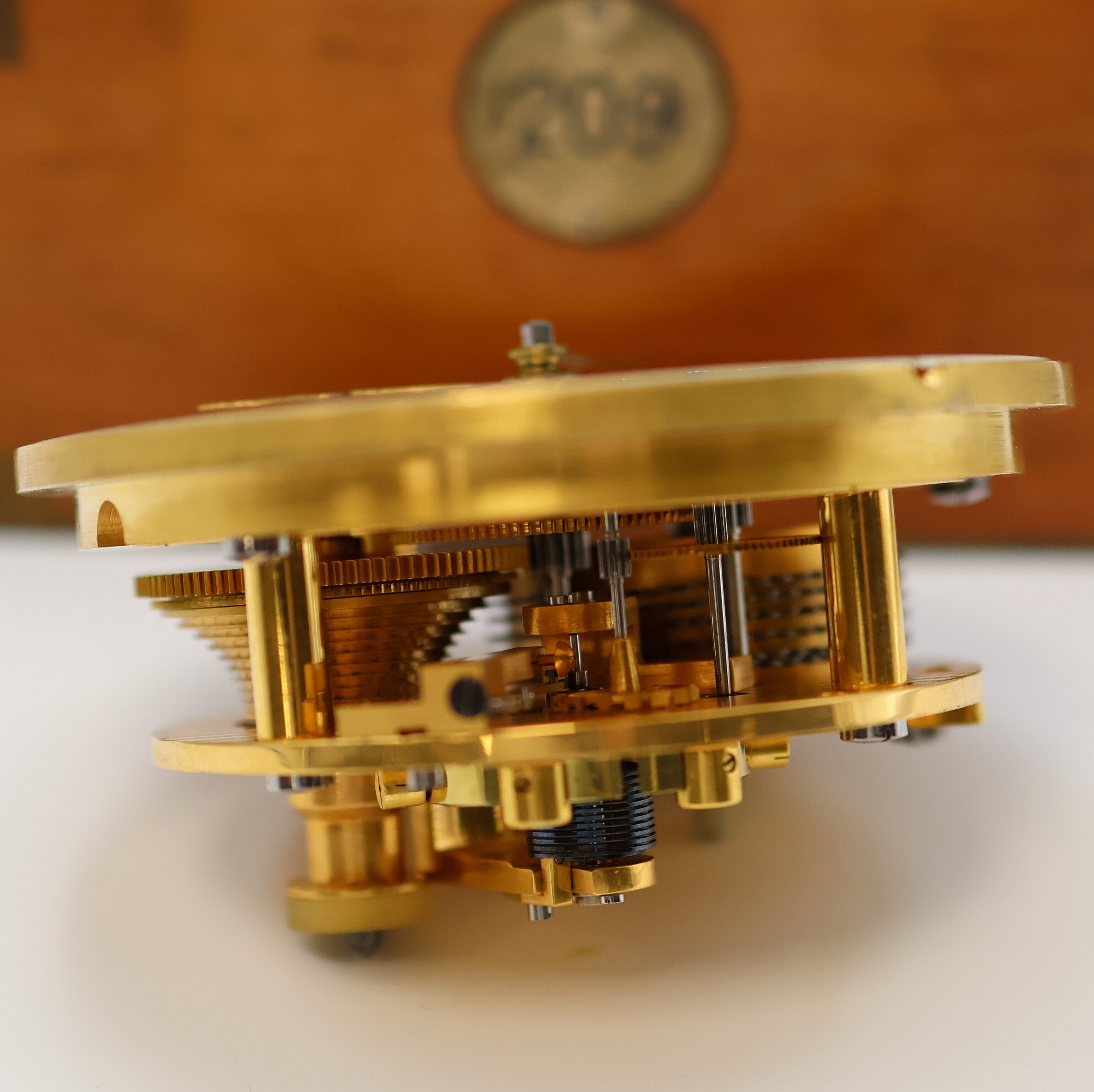 Detail g: 1. Moskauer Uhrenfabrik Nummer 209 frühes Marinechronometer, UDSSR um 1952, 3-tlg. Holzkasten, seitl. Tragegriffe, kardanisch aufgehängtes ...