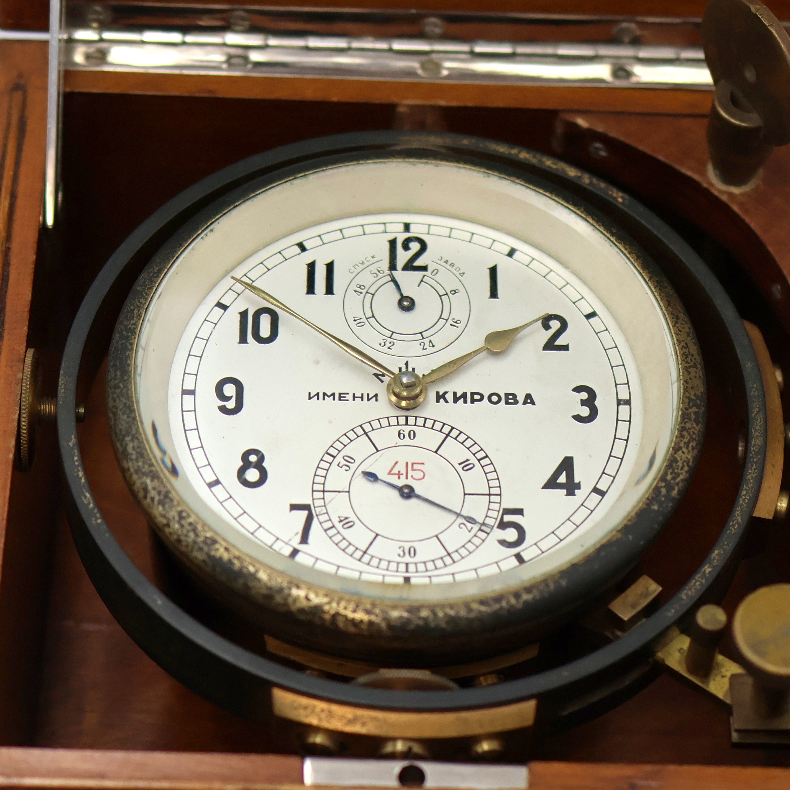 Detail a: 1. Moskauer Uhrenfabrik Marinechronometer Nummer 415 mit Lange-Rohwerk, UDSSR um 1953, 3-tlg. Holzkasten m. Signatur- u. Nummer- Plakette(415), ...