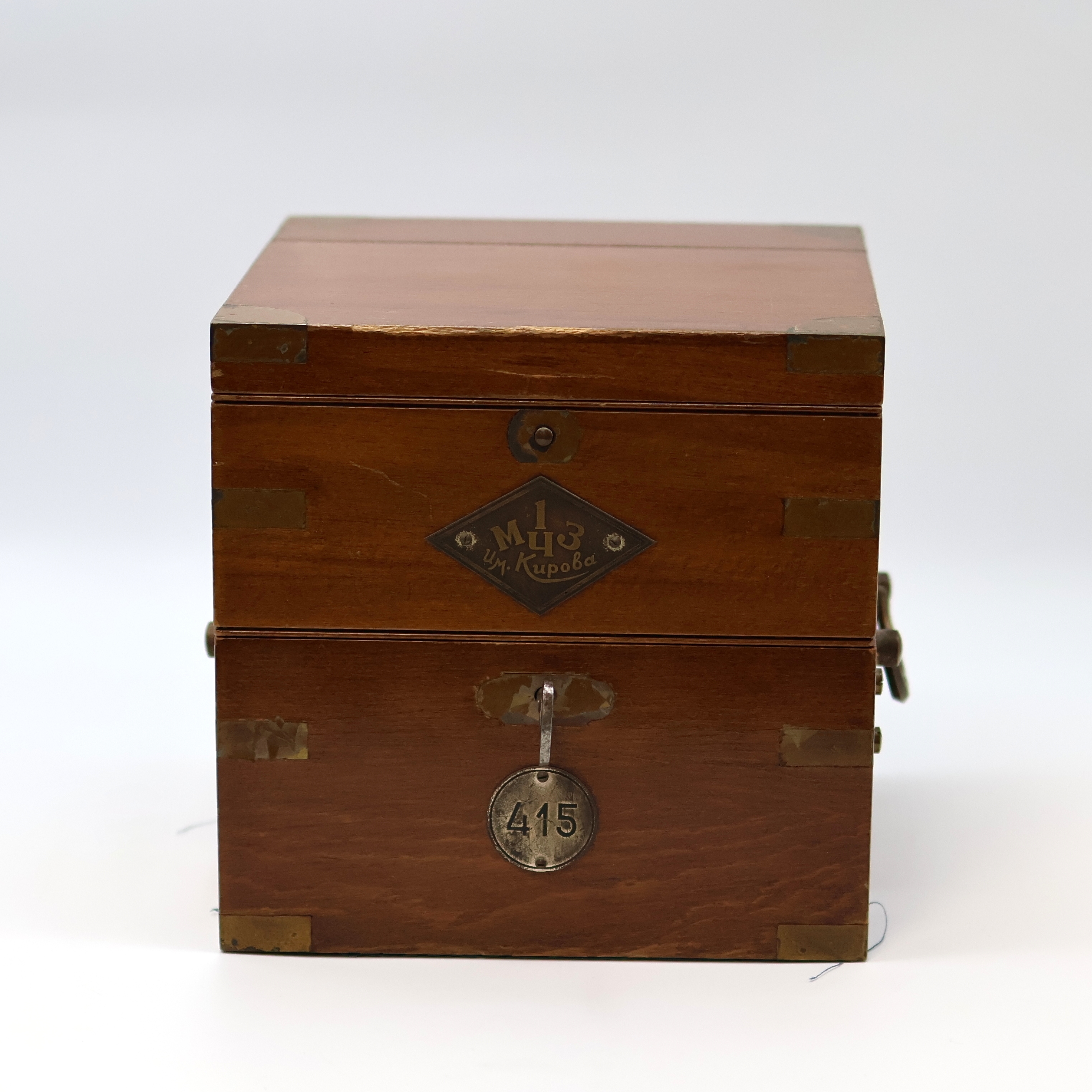 Detail b: 1. Moskauer Uhrenfabrik Marinechronometer Nummer 415 mit Lange-Rohwerk, UDSSR um 1953, 3-tlg. Holzkasten m. Signatur- u. Nummer- Plakette(415), ...