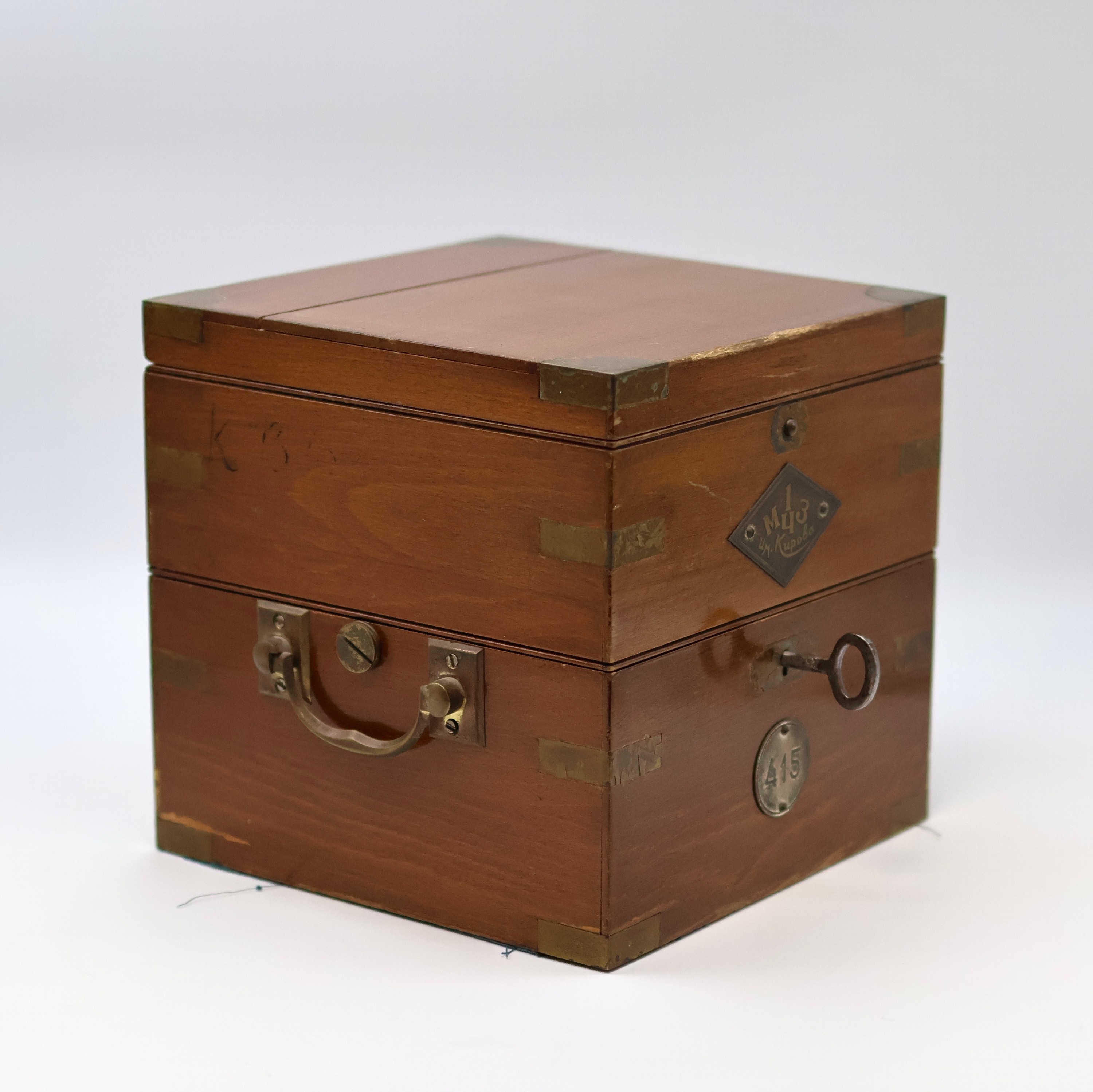 Detail c: 1. Moskauer Uhrenfabrik Marinechronometer Nummer 415 mit Lange-Rohwerk, UDSSR um 1953, 3-tlg. Holzkasten m. Signatur- u. Nummer- Plakette(415), ...