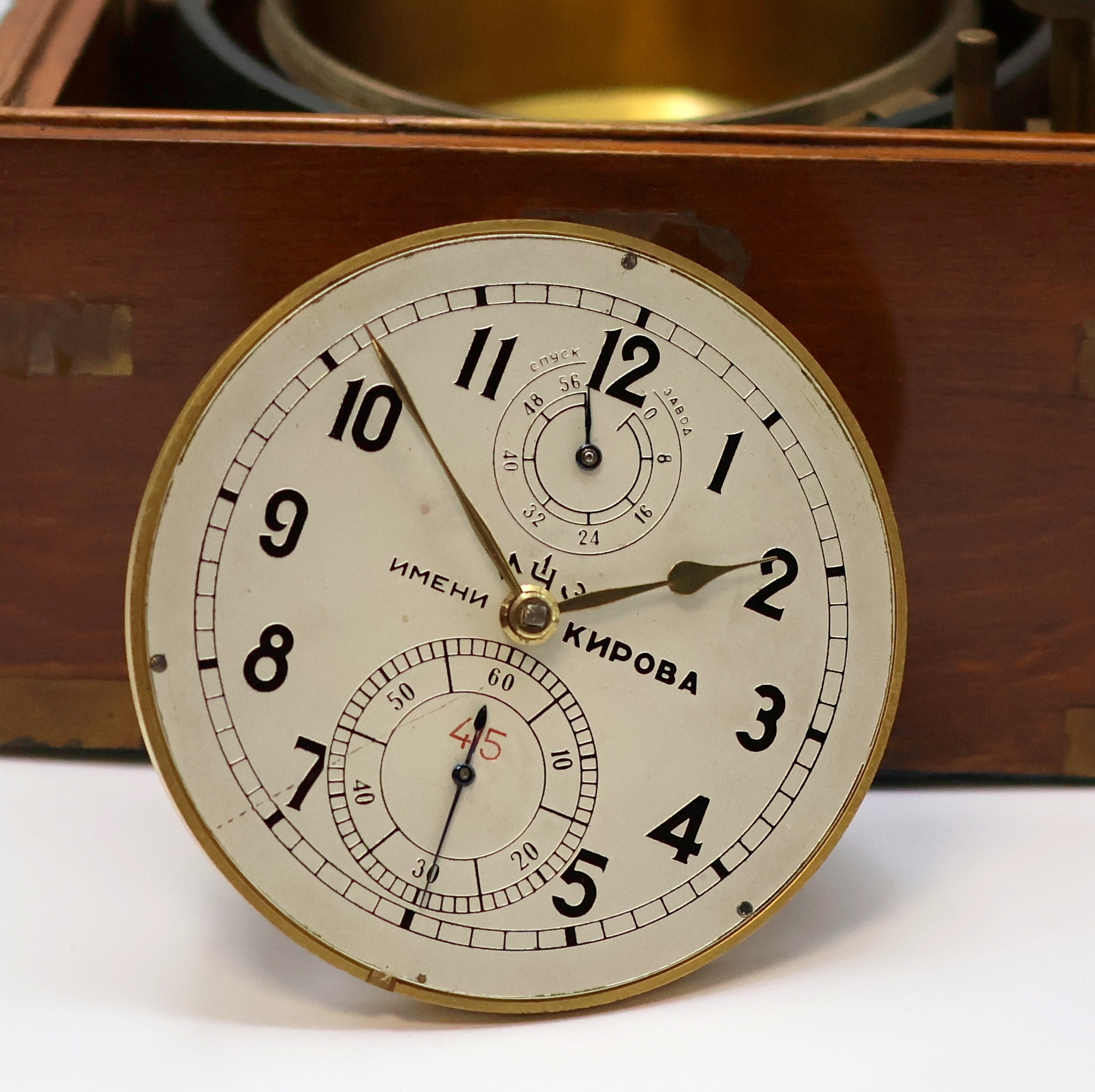 Detail d: 1. Moskauer Uhrenfabrik Marinechronometer Nummer 415 mit Lange-Rohwerk, UDSSR um 1953, 3-tlg. Holzkasten m. Signatur- u. Nummer- Plakette(415), ...