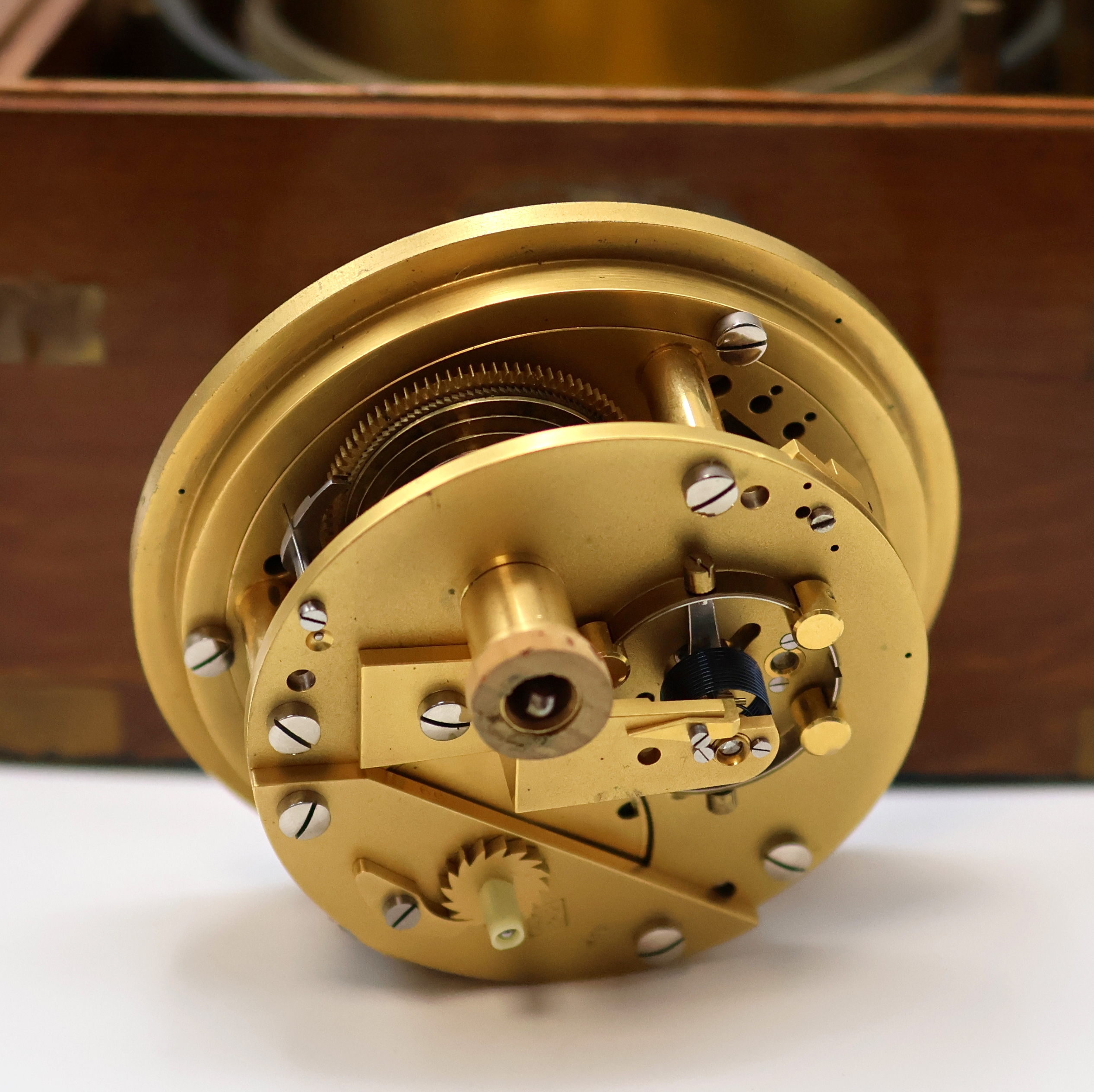Detail e: 1. Moskauer Uhrenfabrik Marinechronometer Nummer 415 mit Lange-Rohwerk, UDSSR um 1953, 3-tlg. Holzkasten m. Signatur- u. Nummer- Plakette(415), ...