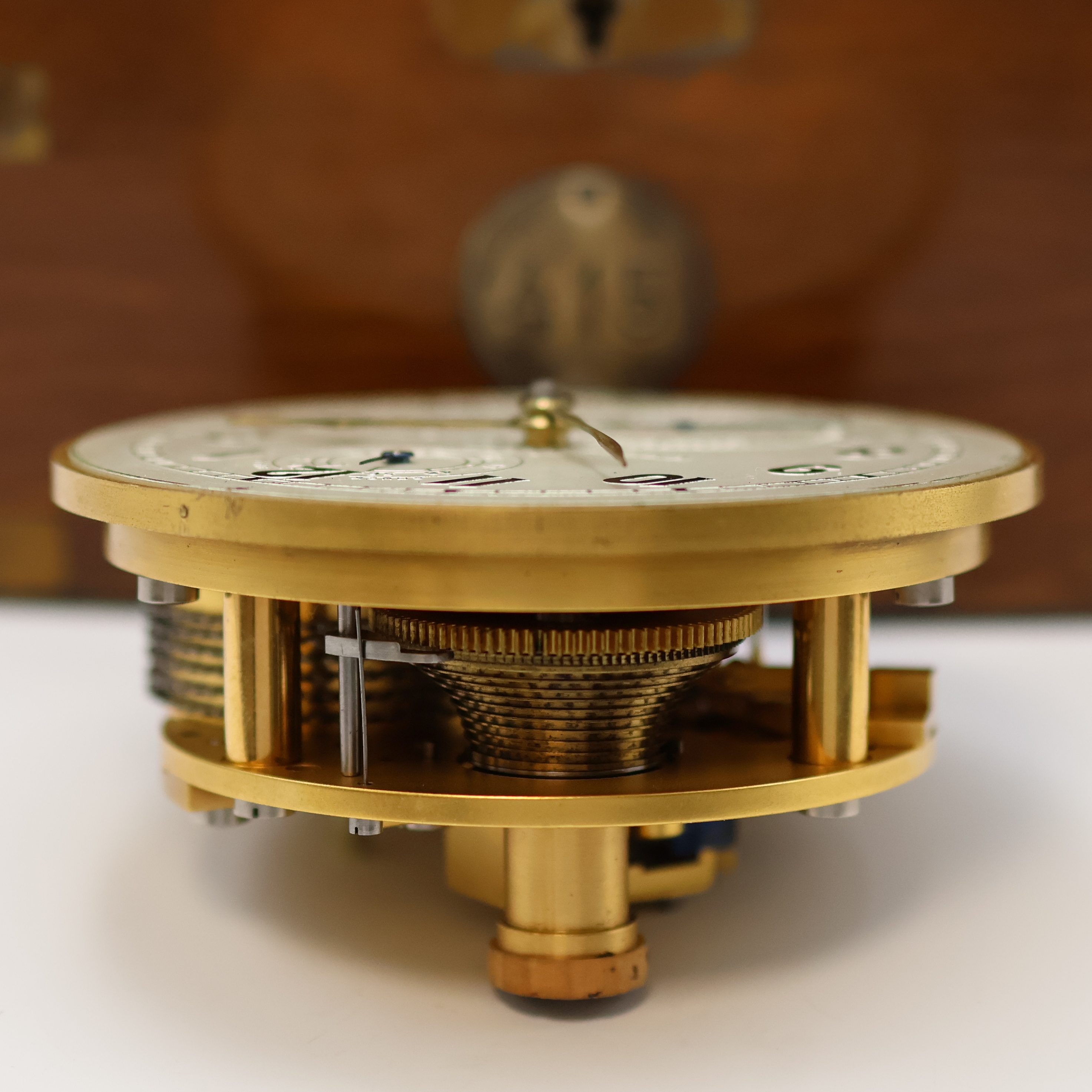Detail g: 1. Moskauer Uhrenfabrik Marinechronometer Nummer 415 mit Lange-Rohwerk, UDSSR um 1953, 3-tlg. Holzkasten m. Signatur- u. Nummer- Plakette(415), ...