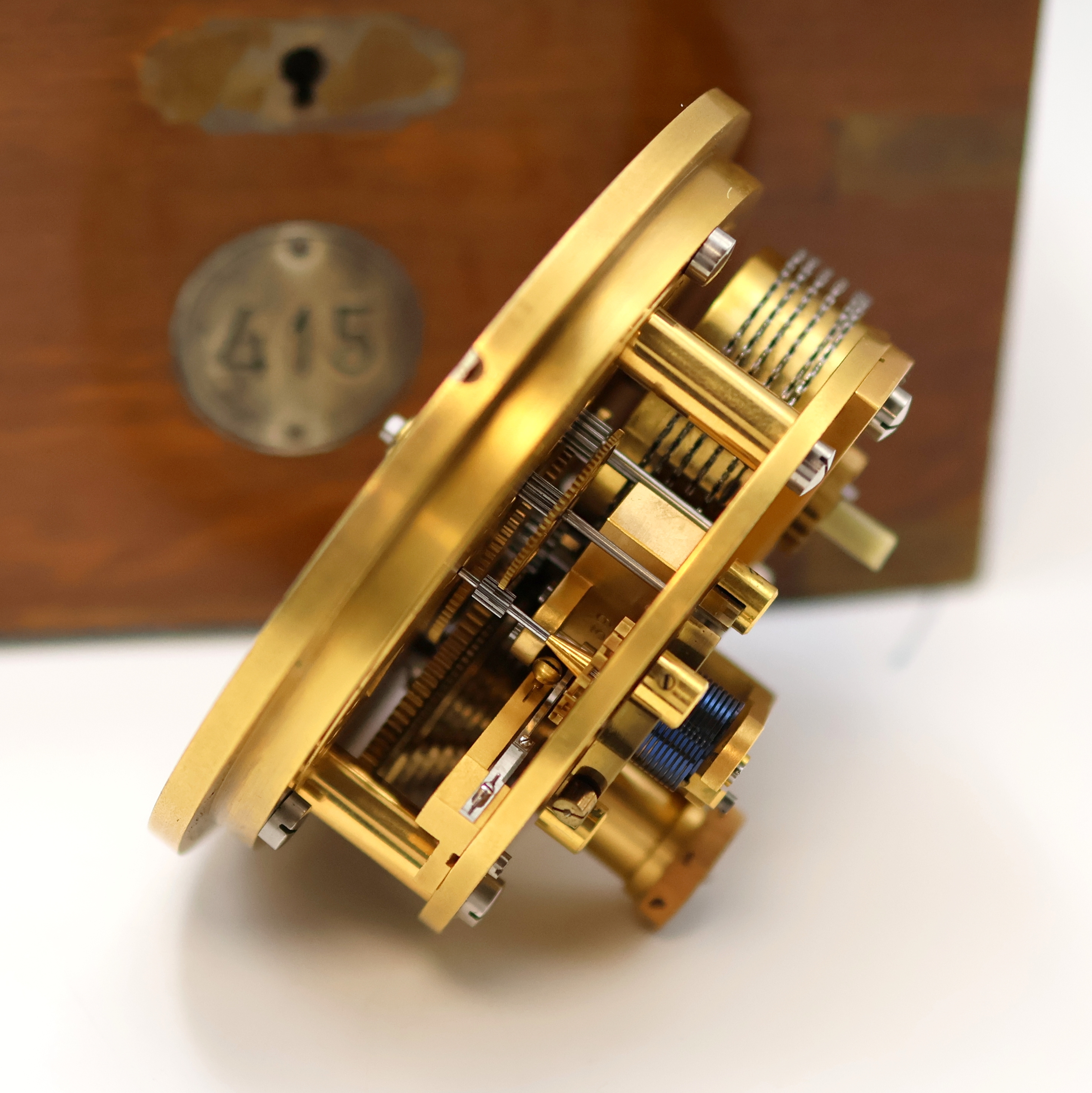 Detail h: 1. Moskauer Uhrenfabrik Marinechronometer Nummer 415 mit Lange-Rohwerk, UDSSR um 1953, 3-tlg. Holzkasten m. Signatur- u. Nummer- Plakette(415), ...