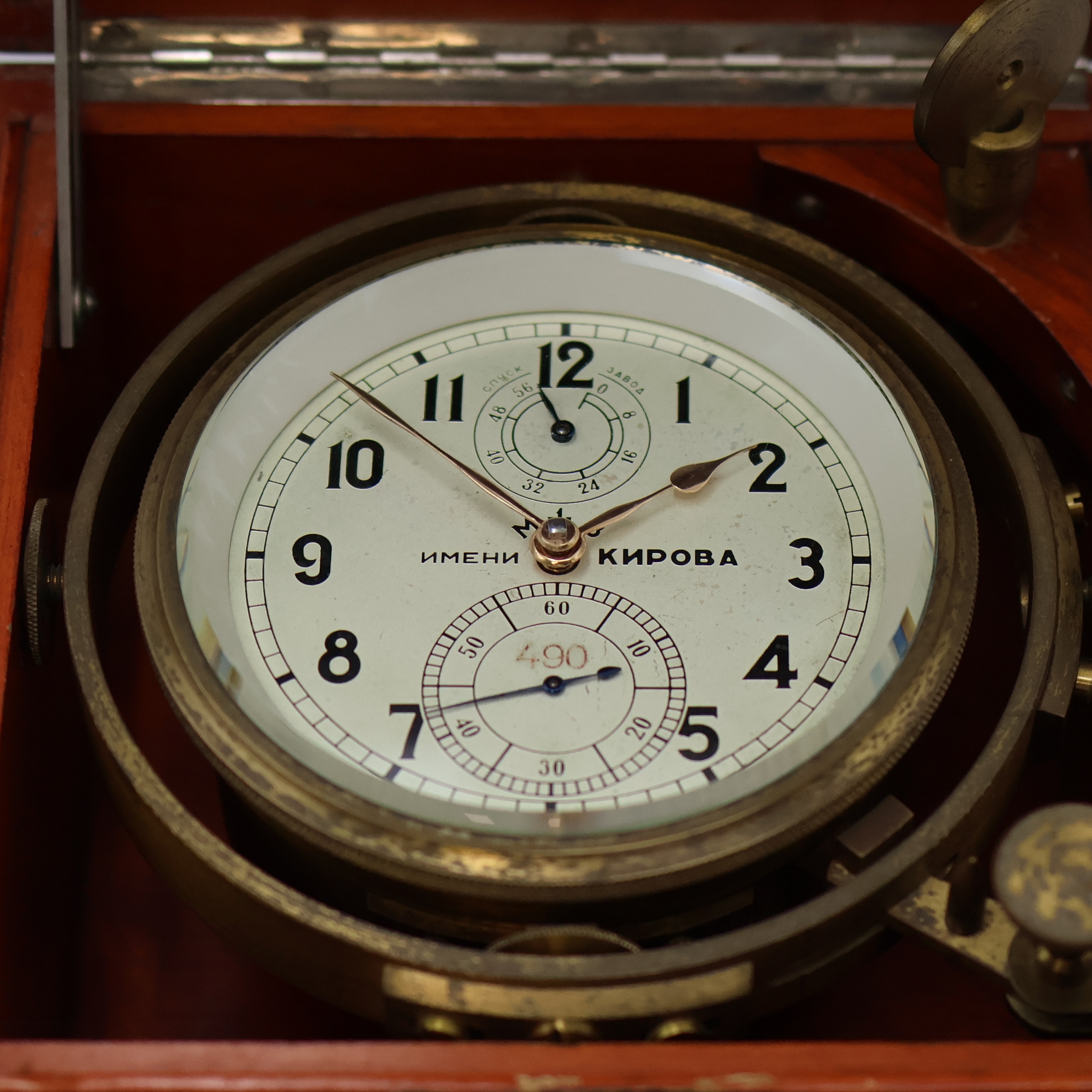 Detail a: 1. Moskauer Uhrenfabrik Nummer 490 frühes Marinechronometer mit Lange-Rohwerk, UDSSR um 1953, 3-tlg. Holzkasten, Signatur- u. Nummer-Plakette(490), ...