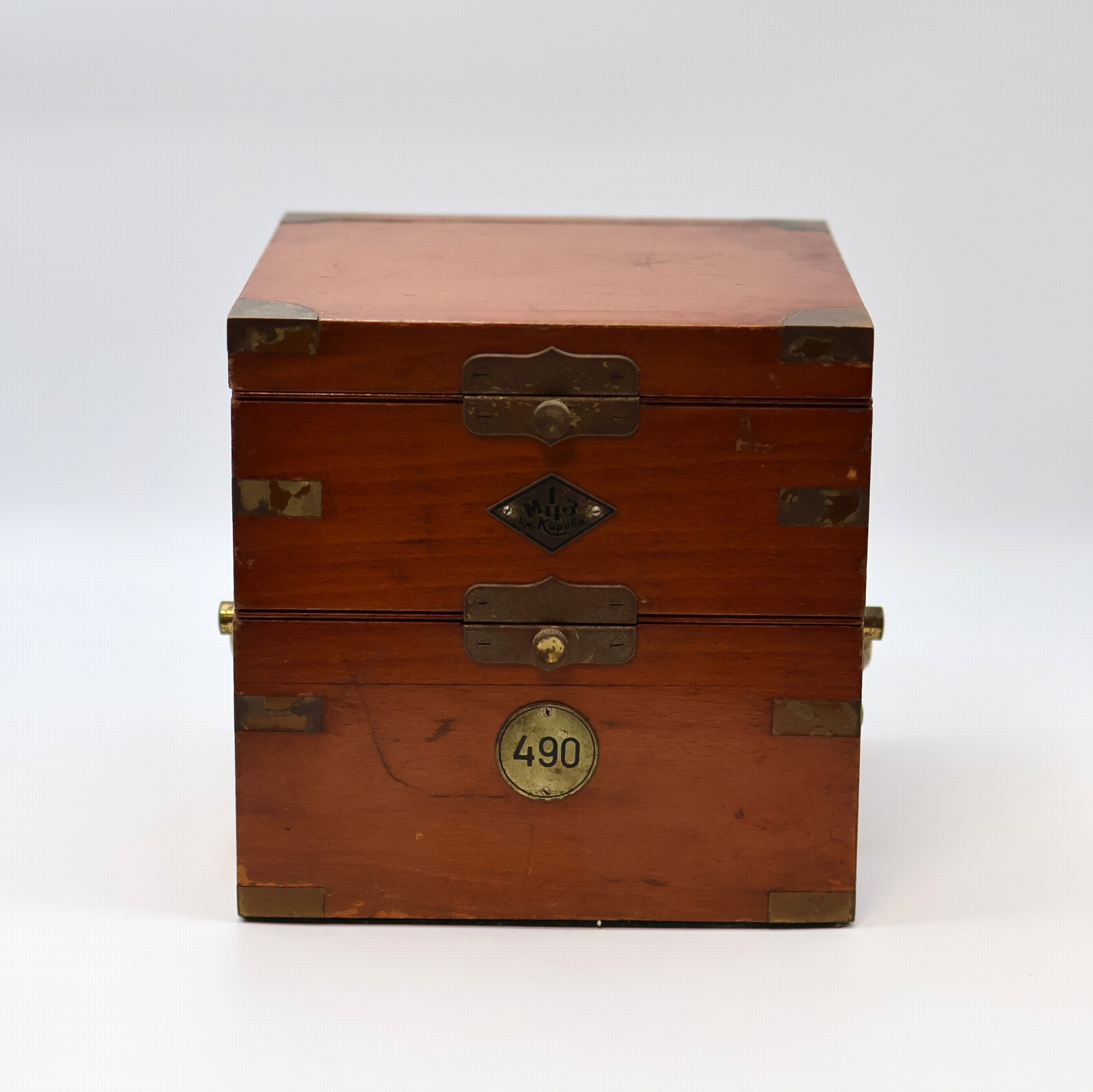 Detail b: 1. Moskauer Uhrenfabrik Nummer 490 frühes Marinechronometer mit Lange-Rohwerk, UDSSR um 1953, 3-tlg. Holzkasten, Signatur- u. Nummer-Plakette(490), ...