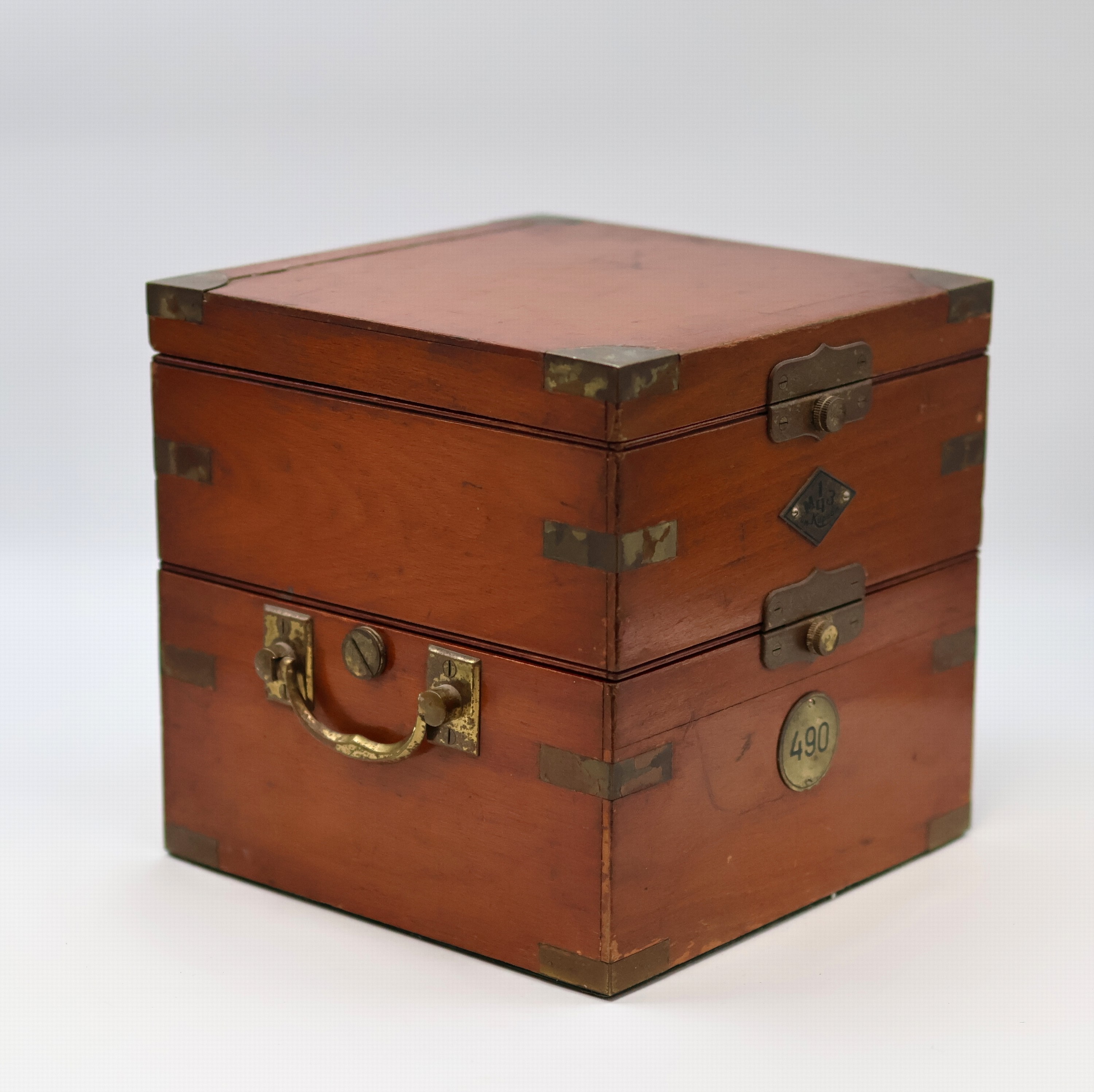 Detail c: 1. Moskauer Uhrenfabrik Nummer 490 frühes Marinechronometer mit Lange-Rohwerk, UDSSR um 1953, 3-tlg. Holzkasten, Signatur- u. Nummer-Plakette(490), ...