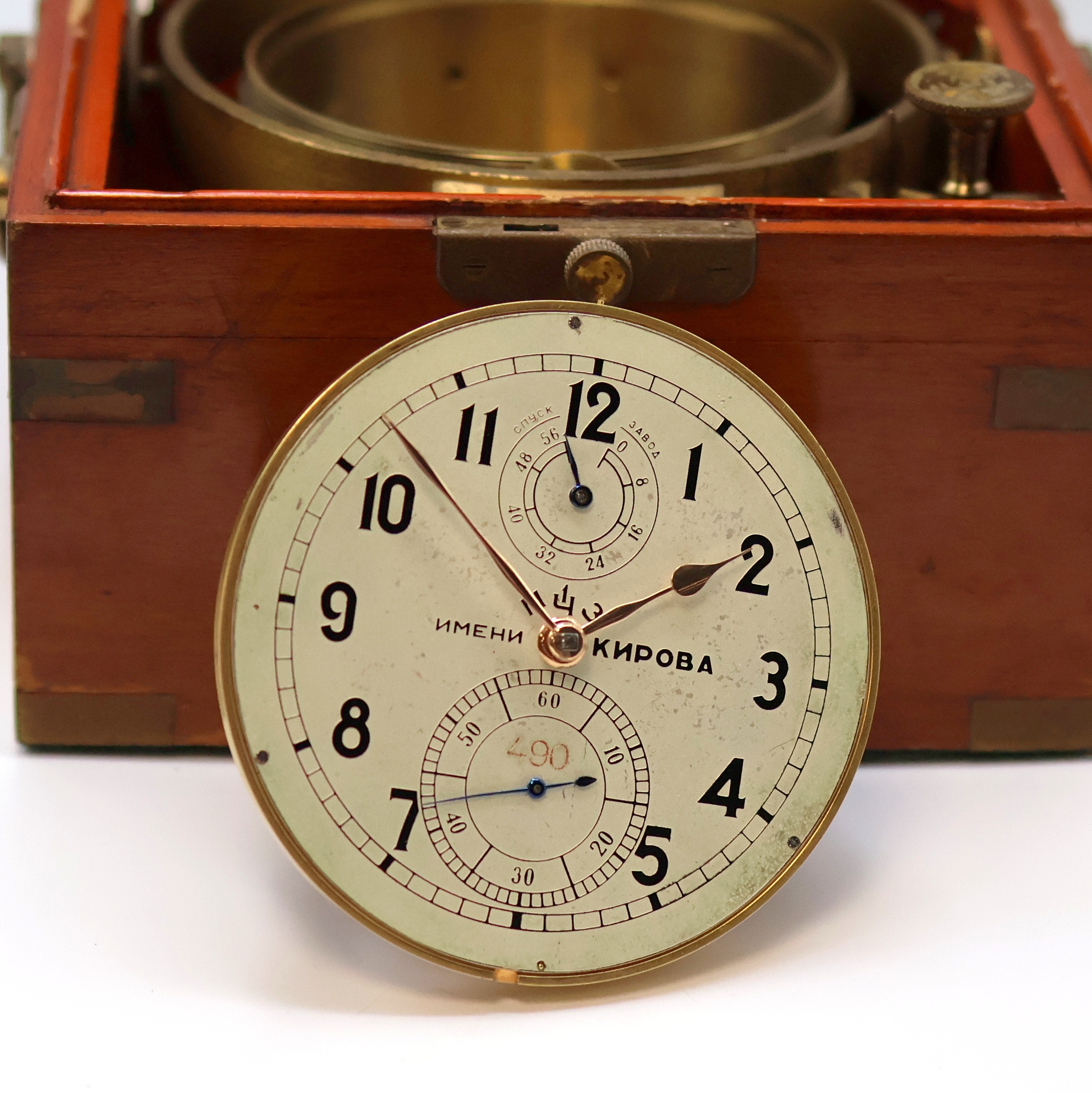 Detail d: 1. Moskauer Uhrenfabrik Nummer 490 frühes Marinechronometer mit Lange-Rohwerk, UDSSR um 1953, 3-tlg. Holzkasten, Signatur- u. Nummer-Plakette(490), ...